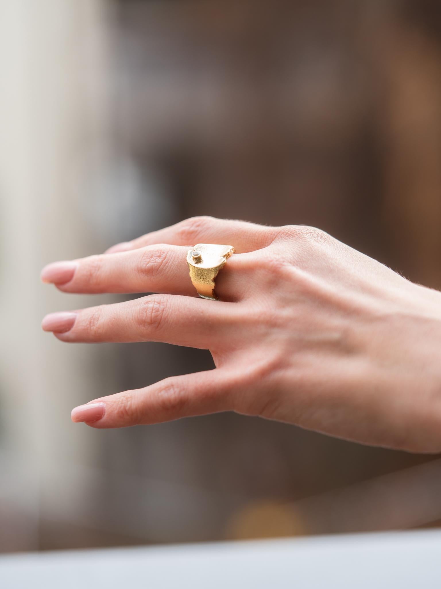 Im Angebot: URART 0,10 Karat Diamant, 18K Gold 