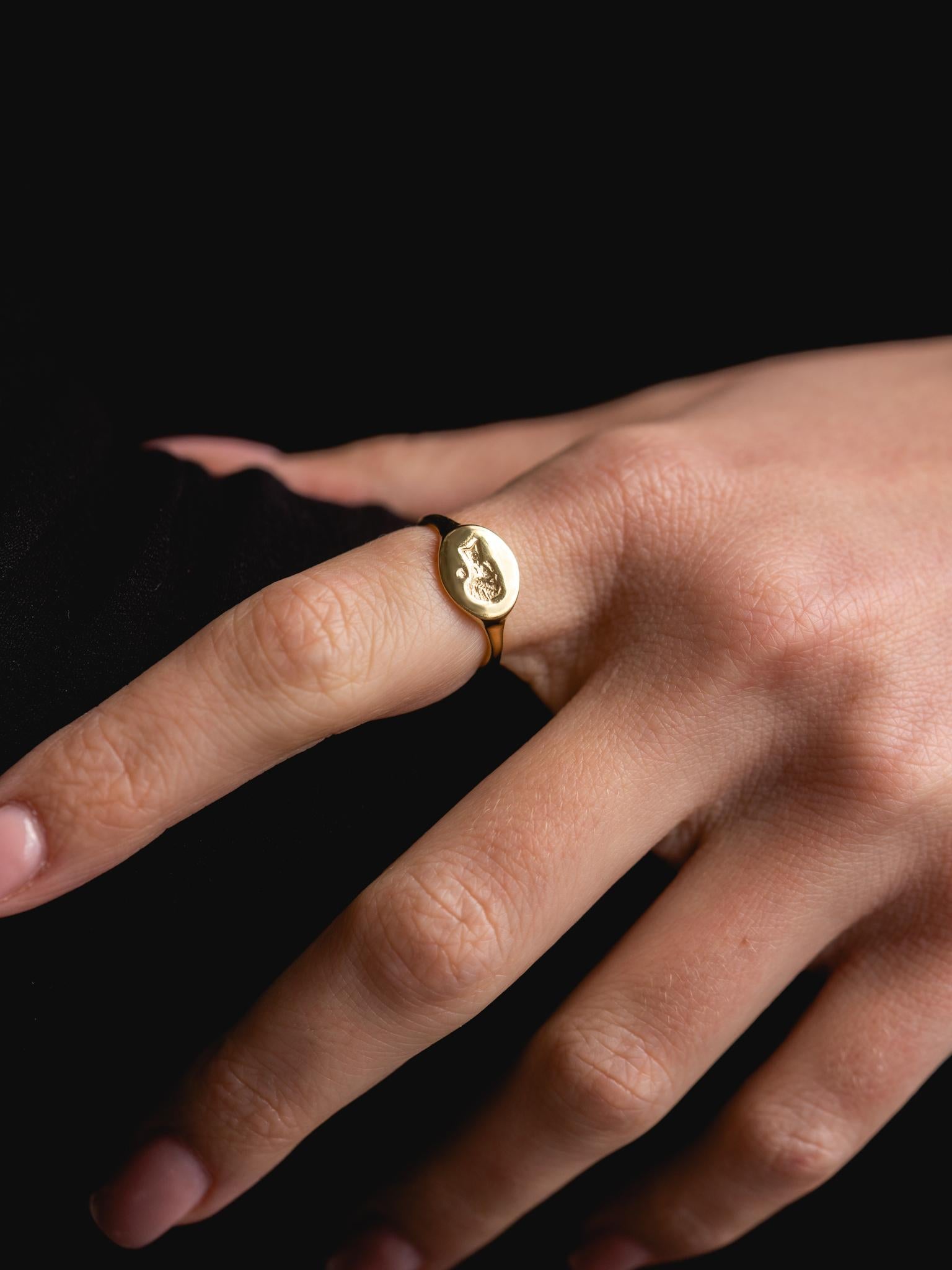 Im Angebot: URART 18k Gold „Hebe“ Siegelring mit der Darstellung Hebe der griechischen Göttin der Jugend () 2