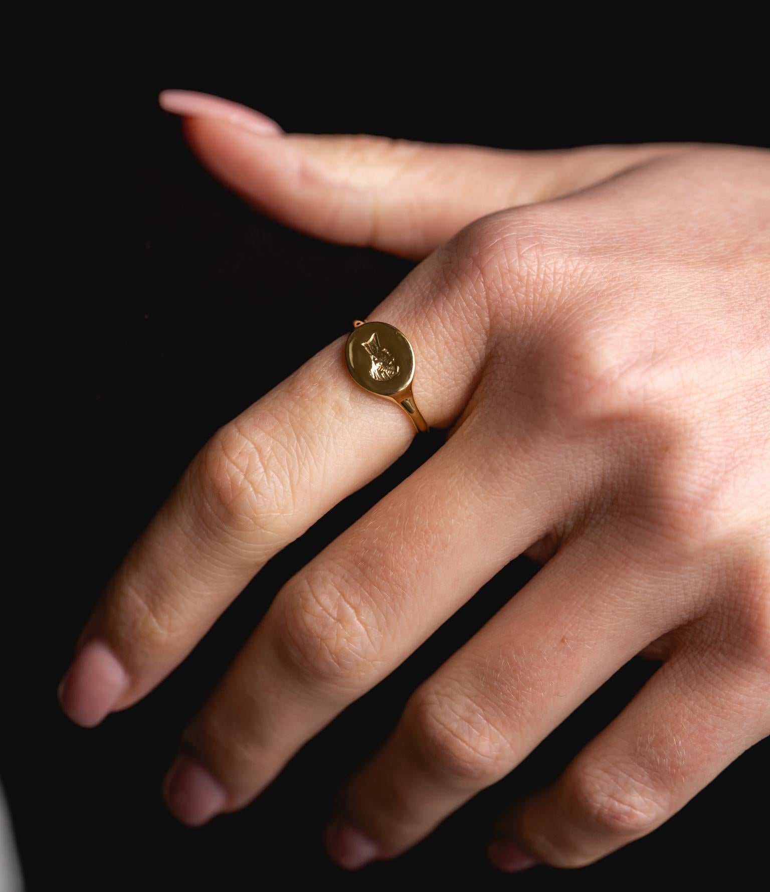 Im Angebot: URART 18k Gold „Hebe“ Siegelring mit der Darstellung Hebe der griechischen Göttin der Jugend () 3