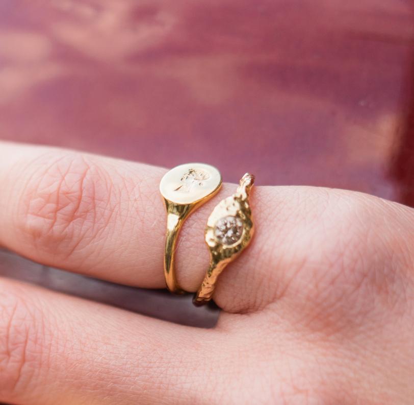 Im Angebot: URART 18k Gold „Hebe“ Siegelring mit der Darstellung Hebe der griechischen Göttin der Jugend () 4