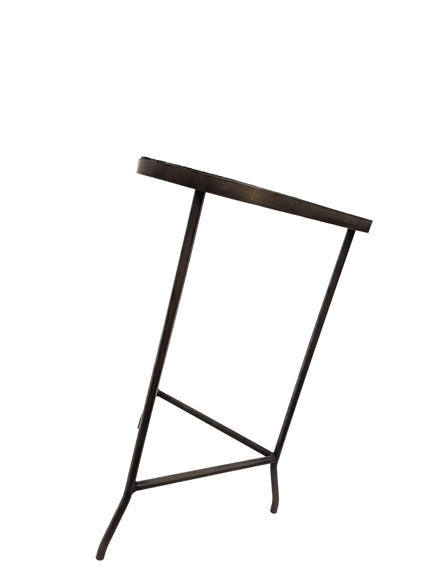 Organique Table d'appoint Urban Art en fer forgé et marbre fossilisé en vente