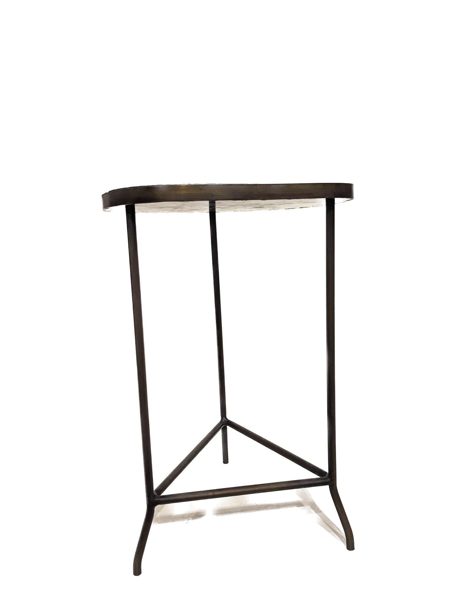 XXIe siècle et contemporain Table d'appoint Urban Art en fer forgé et marbre fossilisé en vente