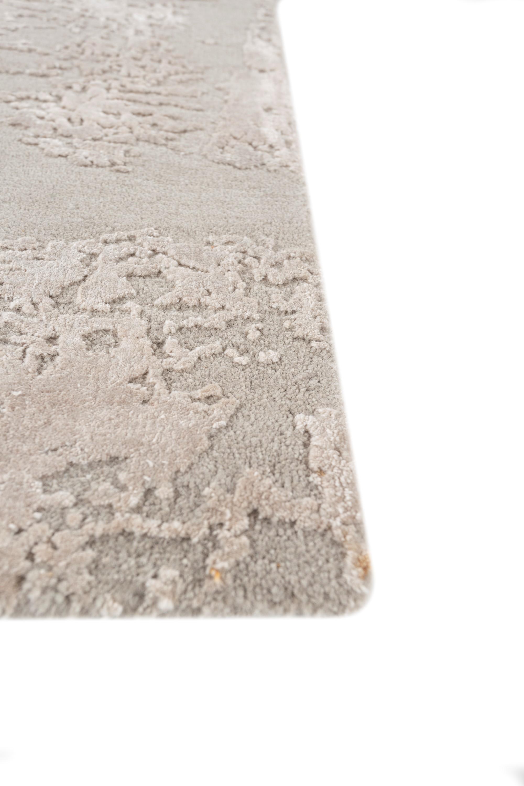 Tauchen Sie ein in die bezaubernde Verschmelzung von Design und Farbe mit dem exquisiten handgeknüpften Teppich aus der Project Error by Kavi Collection von Jaipur Rugs. Dieser zeitgenössische Teppich ist aus einer aufwendigen Kombination von Wolle