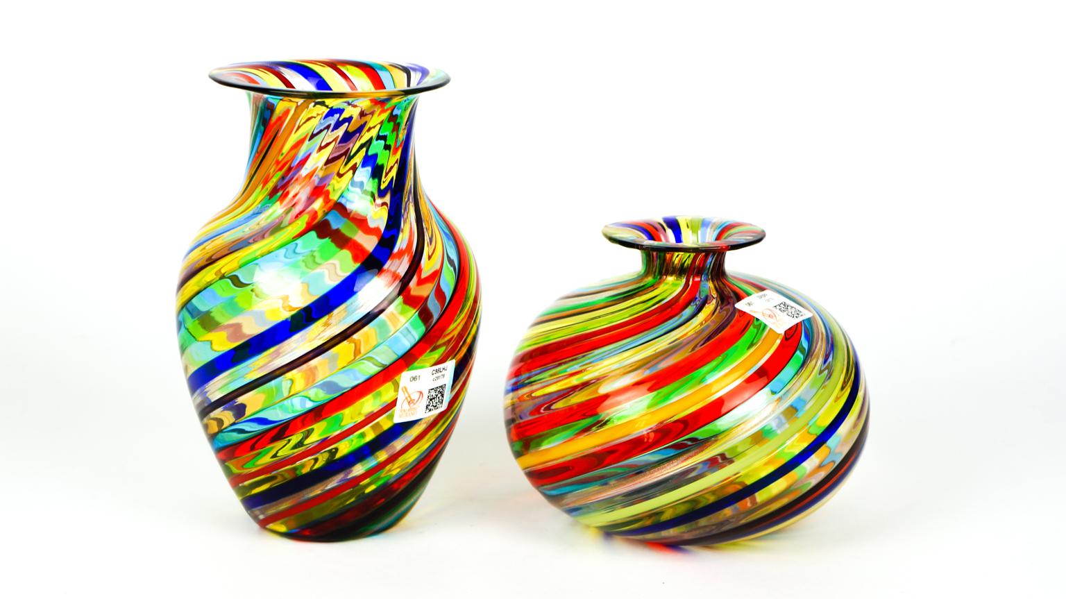 Fantastique travail du verre de Murano, utilisé pour réaliser cette paire de vases 