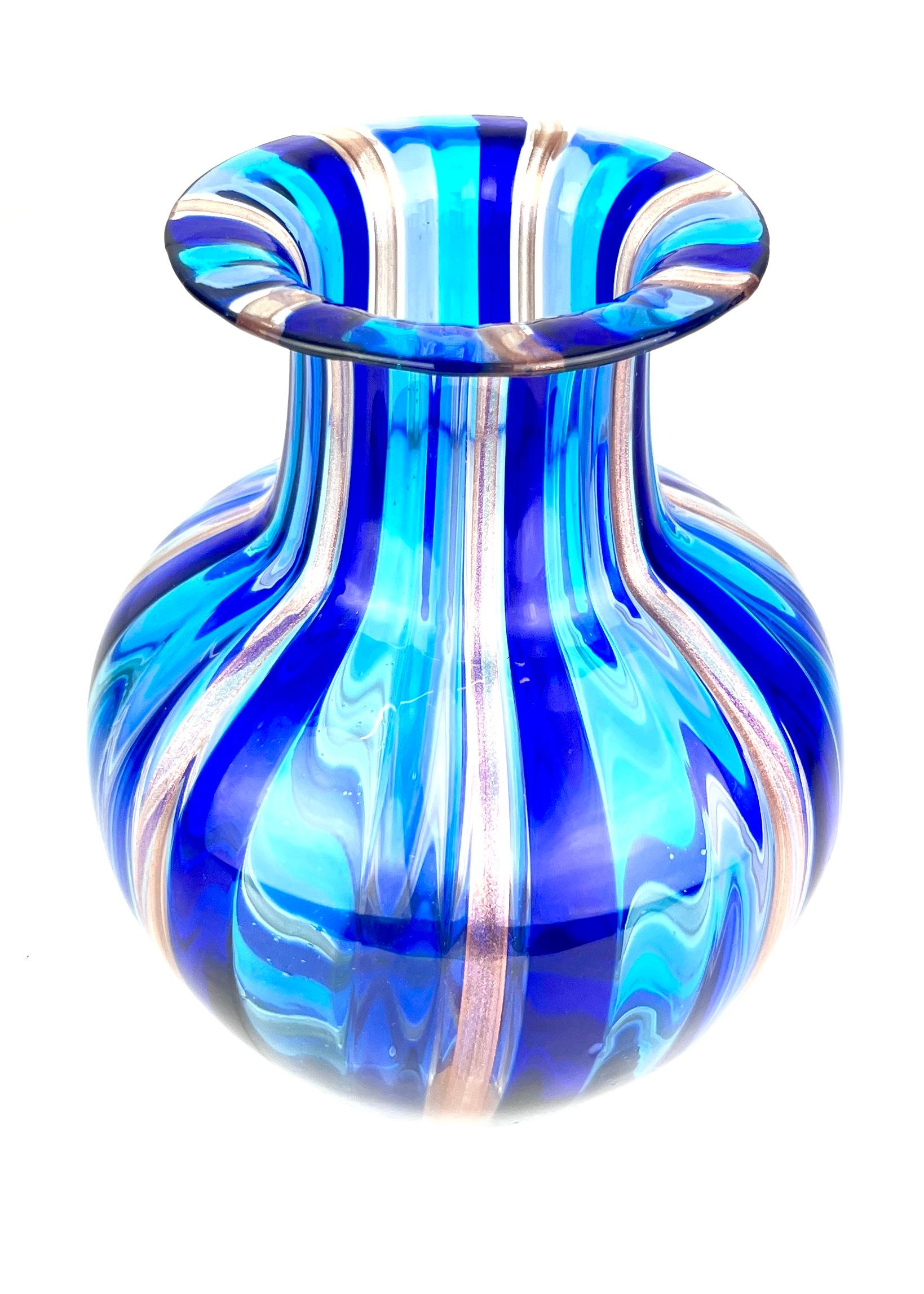 Six vases en verre de Murano, 2024, The Moderns, Bleu Adventurine en vente 9