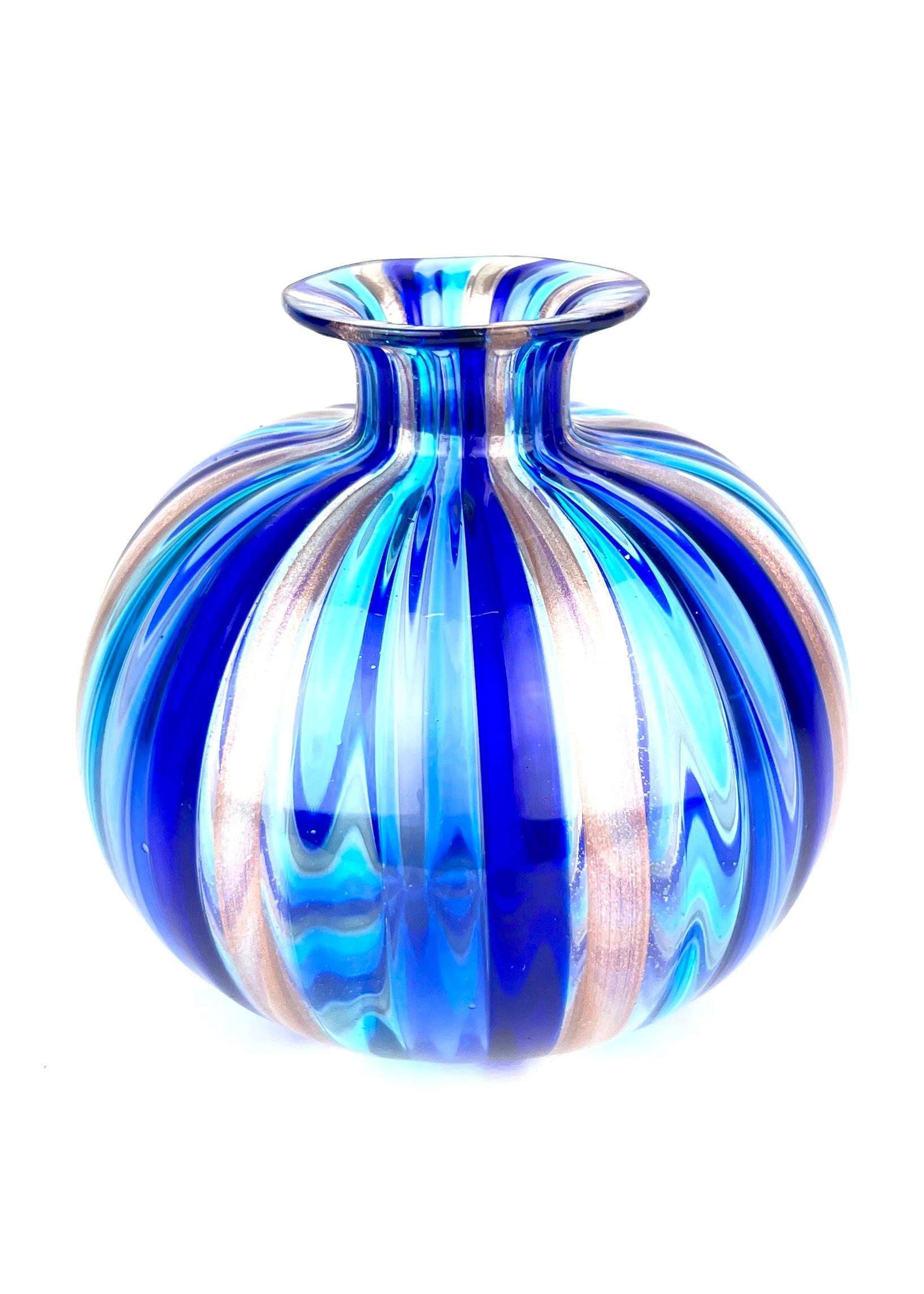 Kanne Drite Collection – Blue Murano Glass Vases
The Kanne are colored Murano glass cylinders which, fused on the vase, form this wonderful work.
Drite is said when the kanne are positioned in such a way as to be vertical.
Murano blown glass vases