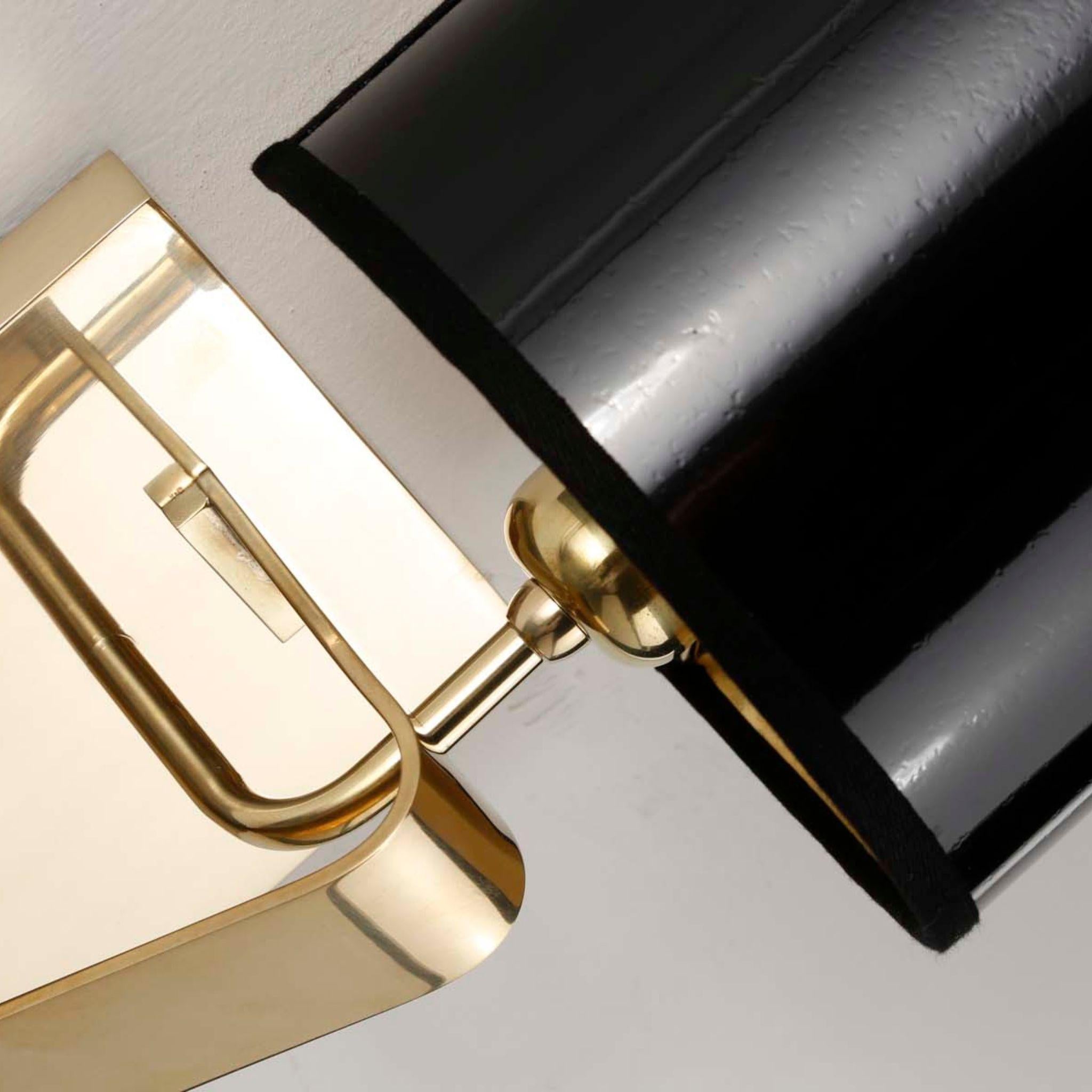 One of the latest in the Timeless applique collection, the Urban 05 has a retro flavor, its rectangular plate and curved brass arm are offered in the satin nickel finish which together with the black PVC lampshade give it an ambivalent nature: very