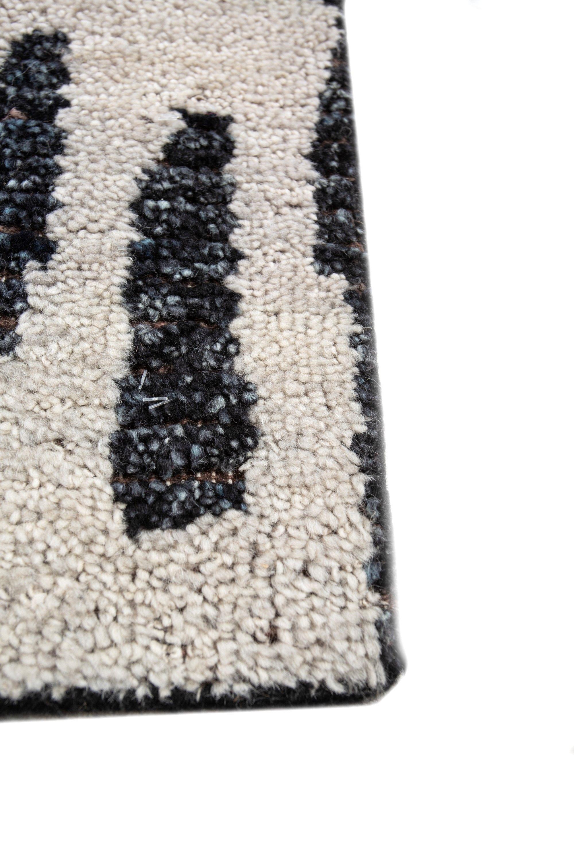 Treten Sie mit diesem handgewebten Teppich aus unserer Collection'S Aprezo in eine Welt der raffinierten Ästhetik ein. Die Besonderheit dieses Wollteppichs ist sein subtiles und doch einnehmendes Muster, das ein visuelles Erlebnis schafft und Ihren