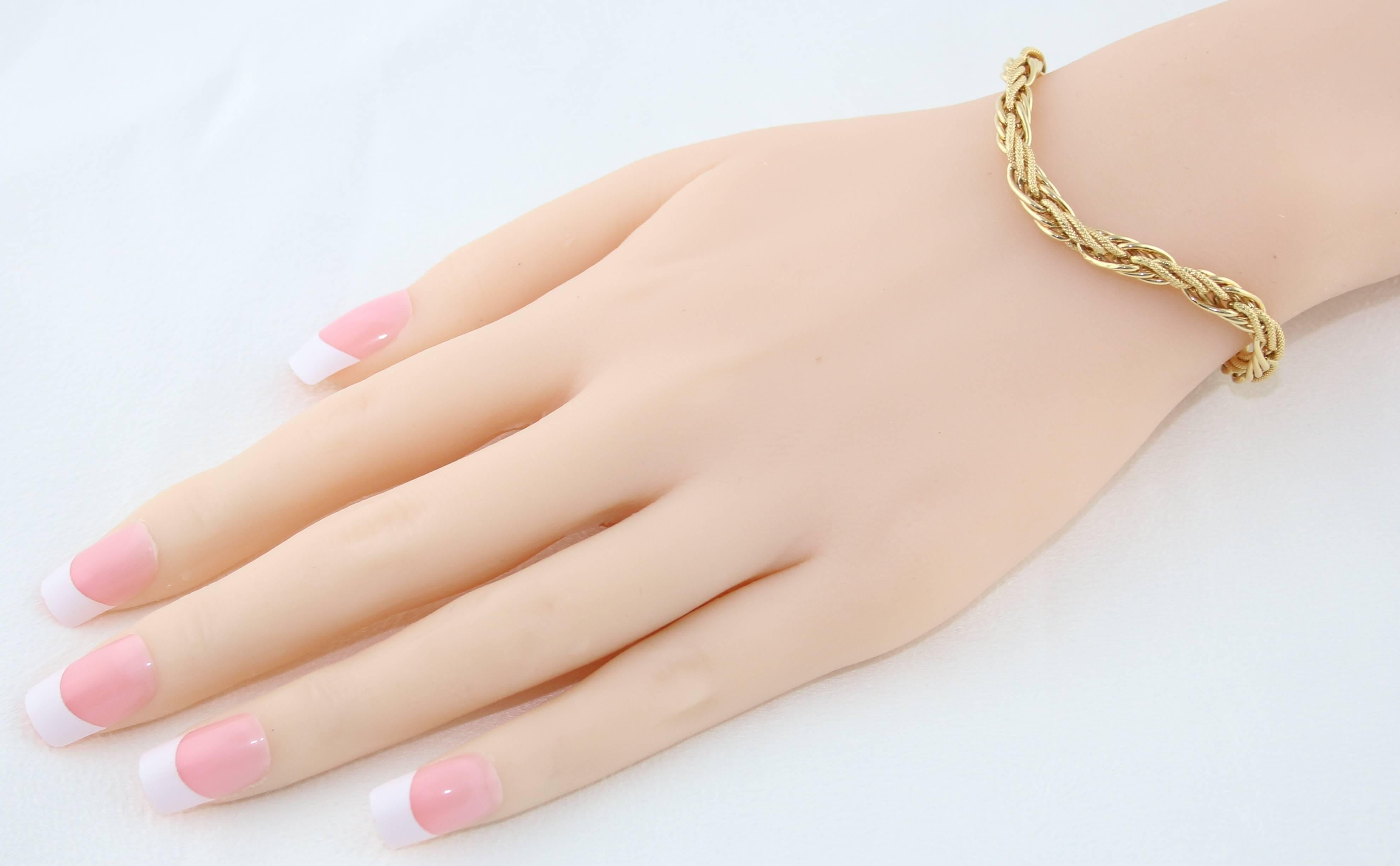 Classic Rope Bracelet
The bracelet is 18K Yellow Gold
The bracelet is made in Italy by Urbano
The bracelet is 6.75