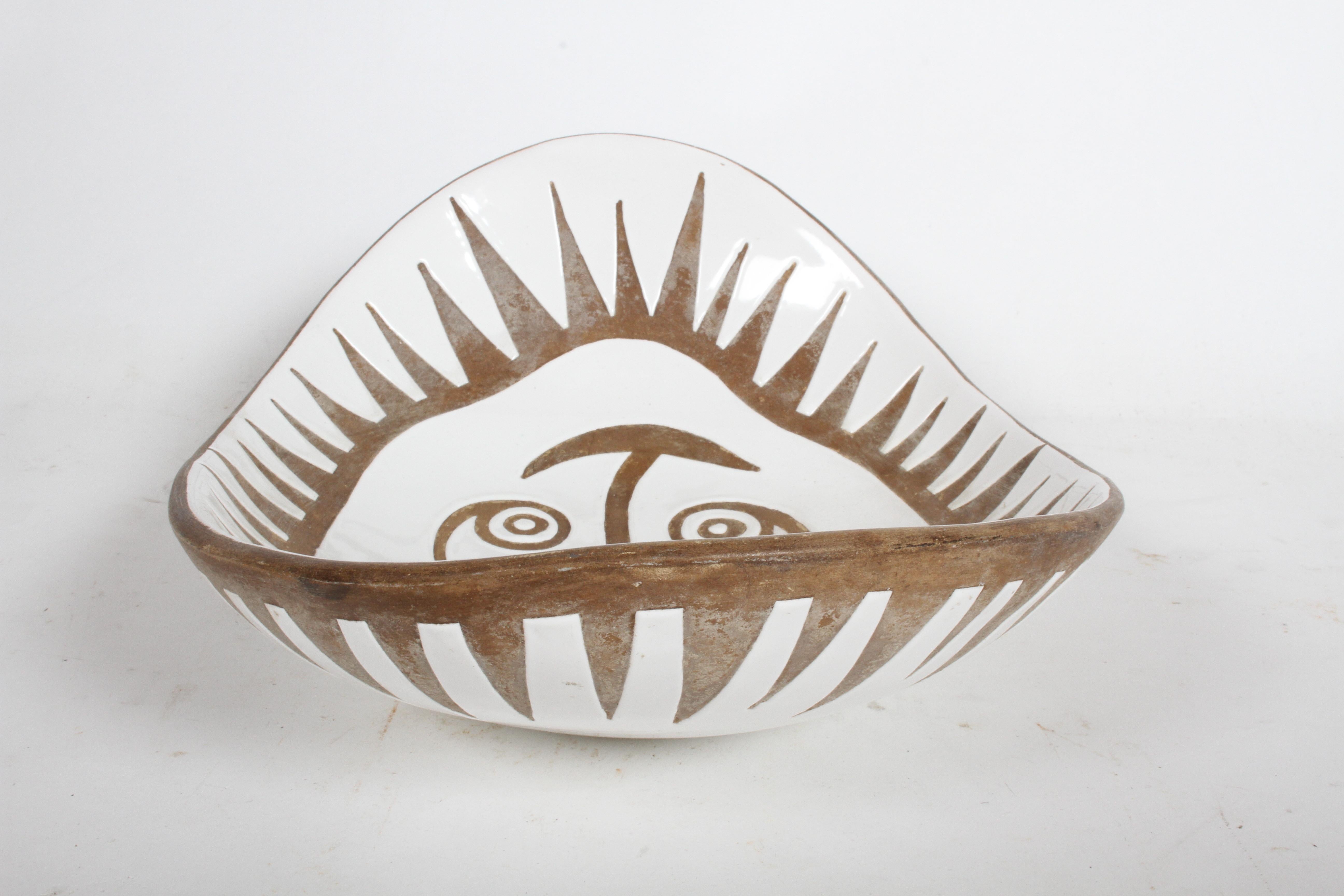 Urbano Zaccagnini Italian Ceramic Bowl in the Style of Picasso Mask Face Pottery For Sale 3
