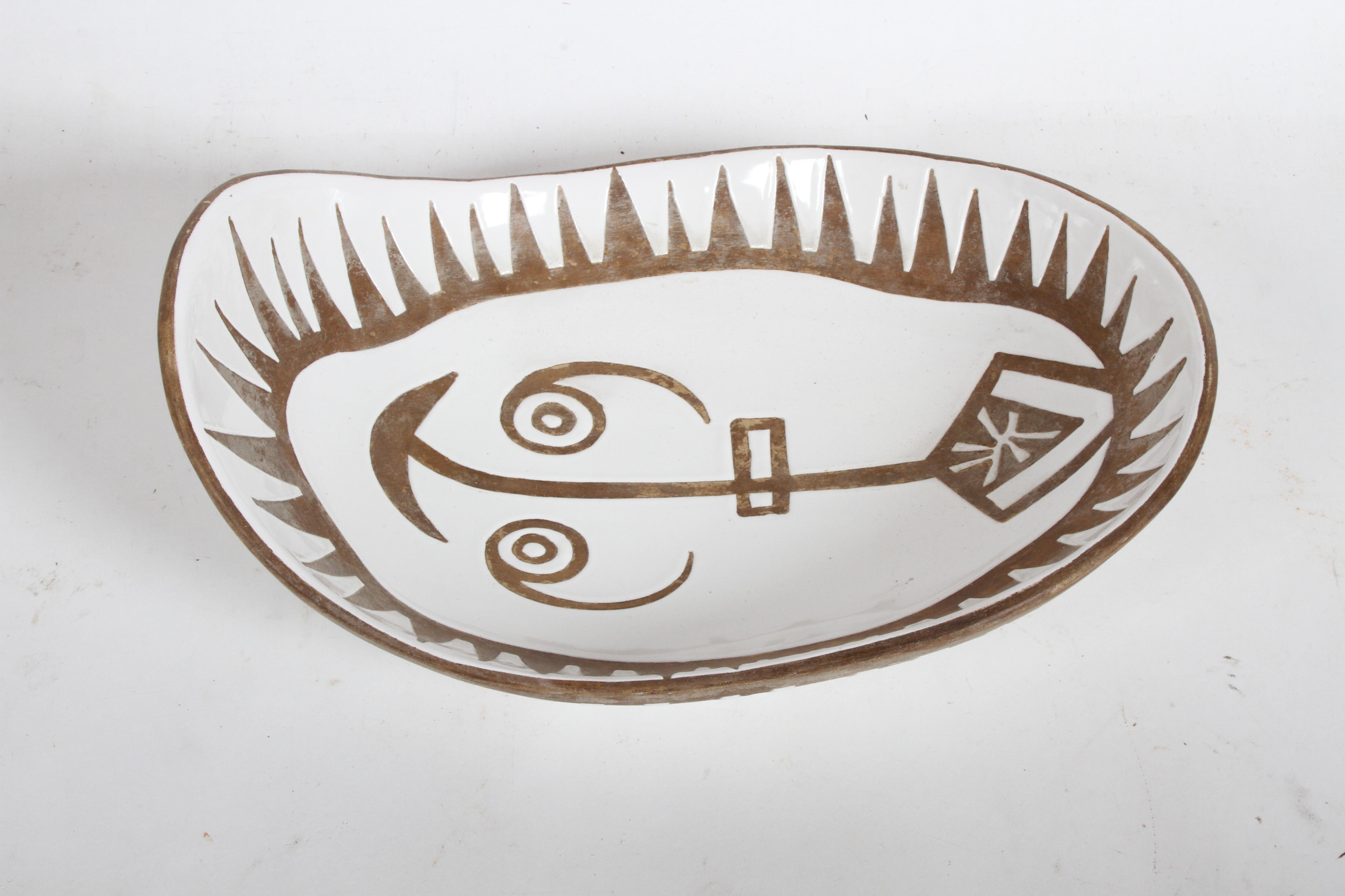 Unique Mid-Century Modern Urbano Zaccagnini white and brown signed ceramic bowl with intaglio relief of African abstract mask in the style of Pablo Picasso ceramics. Urbano opened his own studio in Florence, Italy in 1958, the eldest son of famous