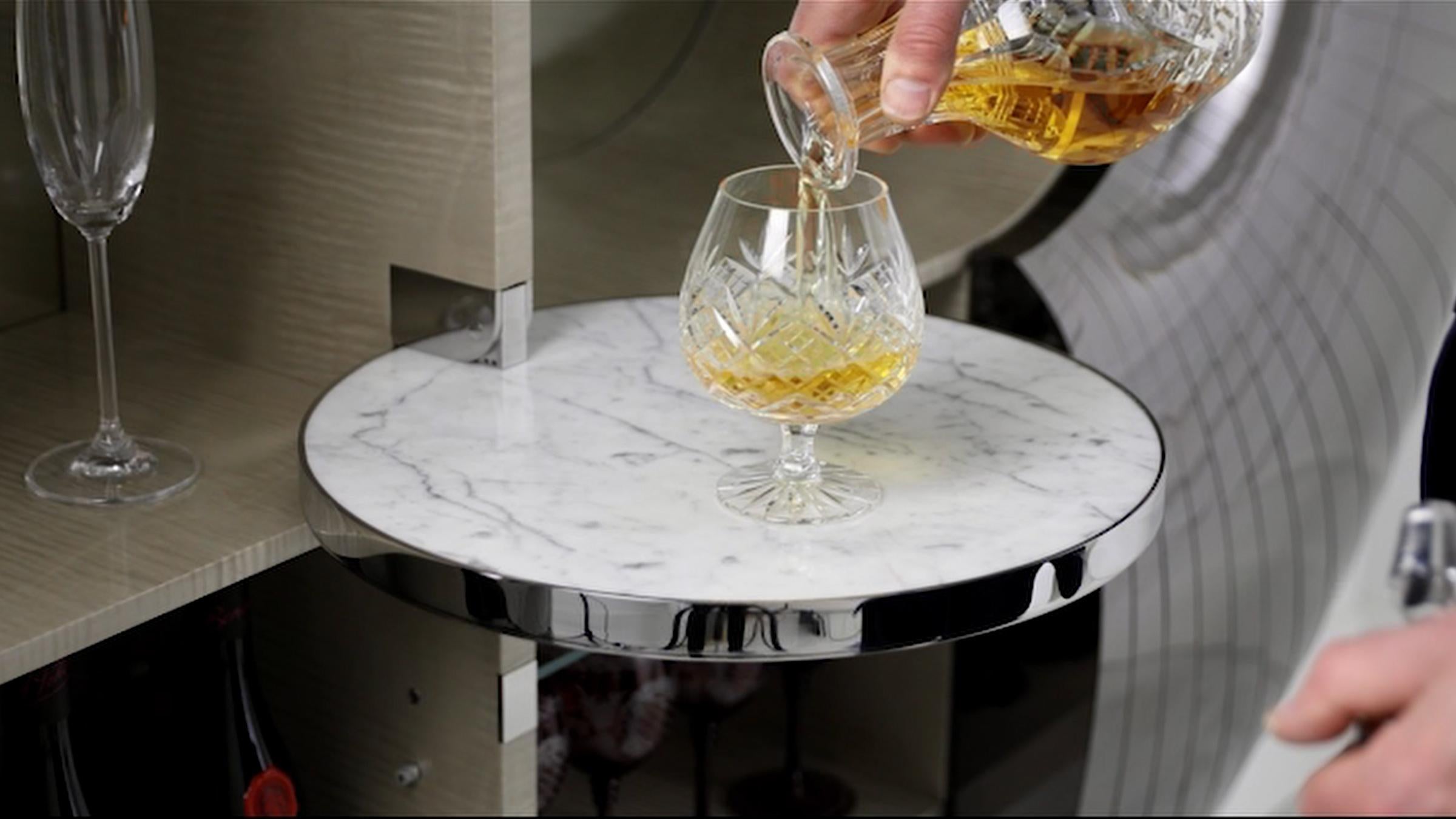 Mobile bar/bevande Urchin in acciaio lucidato a specchio nero Onyx in vendita 1