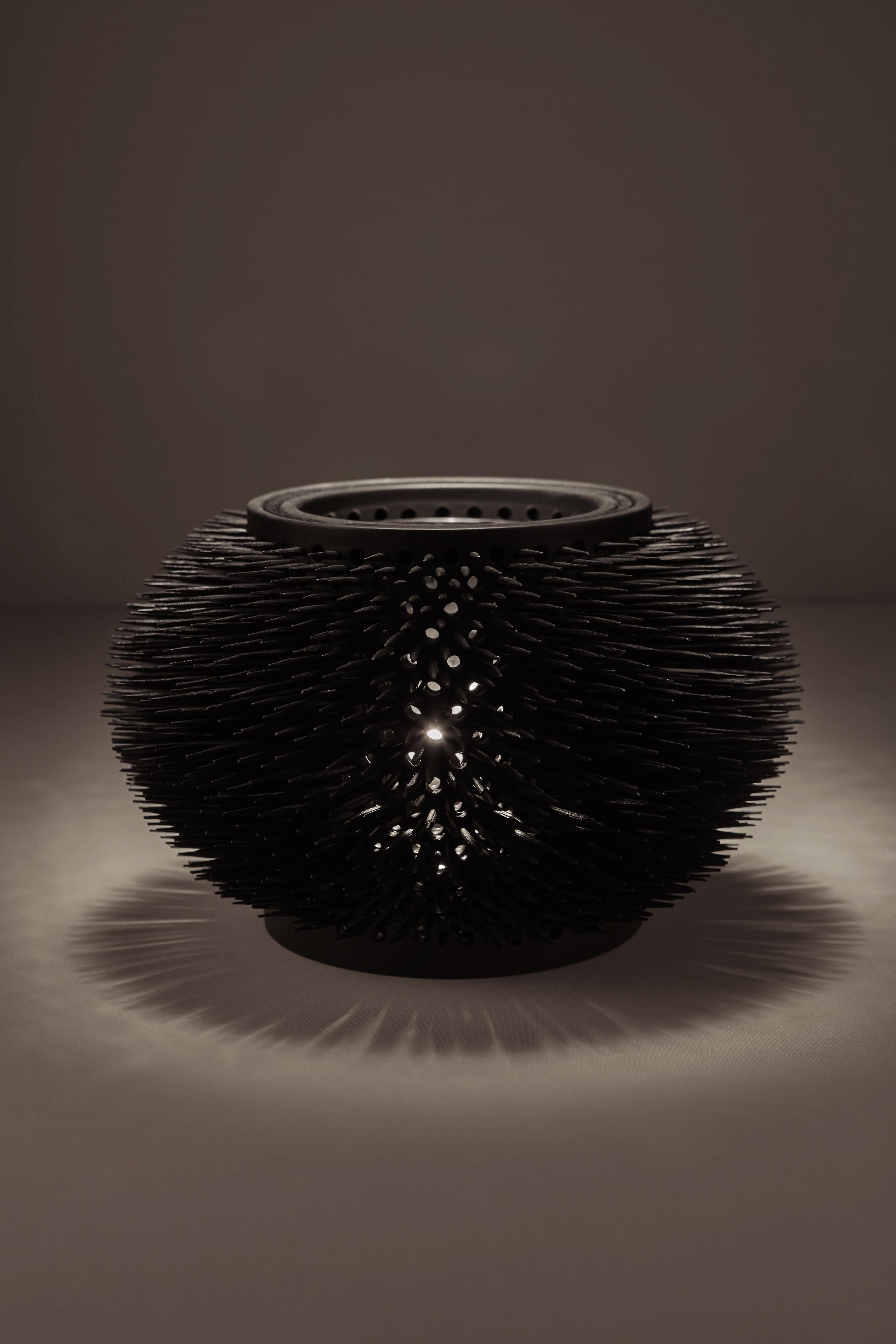 „Urchin“ Kerzenleuchter aus Steingut und Holz Votive von Gilles Caffier (Handgefertigt) im Angebot