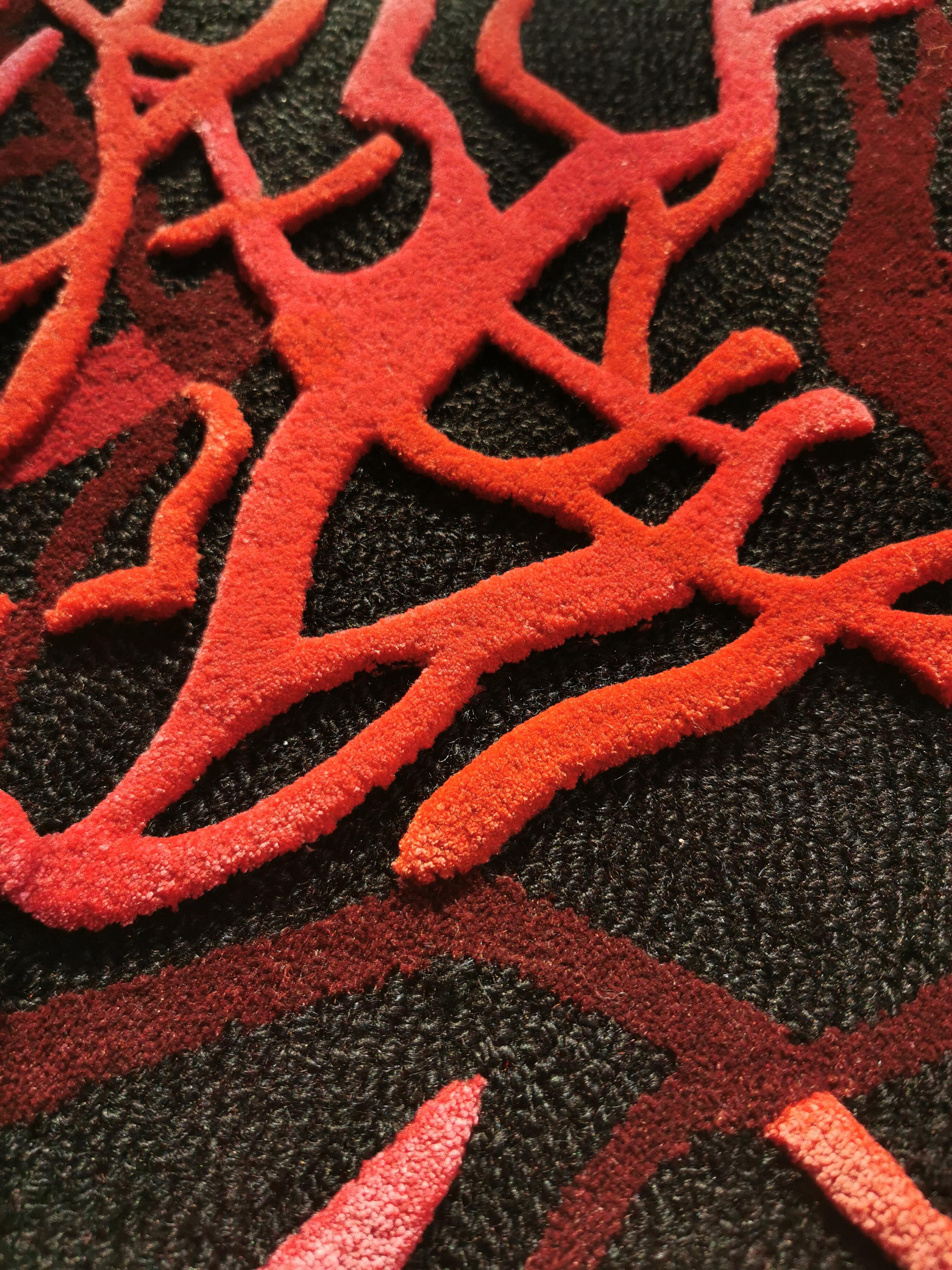 Tappeto Urd Red di Volver Studio
Dimensioni: L 250 x L 350 cm.
Materiali: Lana e tencel.

Disponibile in sette dimensioni: 90 x 240 cm, 140 x 200 cm, 170 x 240 cm, 200 x 300 cm, 250 x 350 cm, 300 x 400 cm e 350 x 450 cm. Disponibile anche in misure