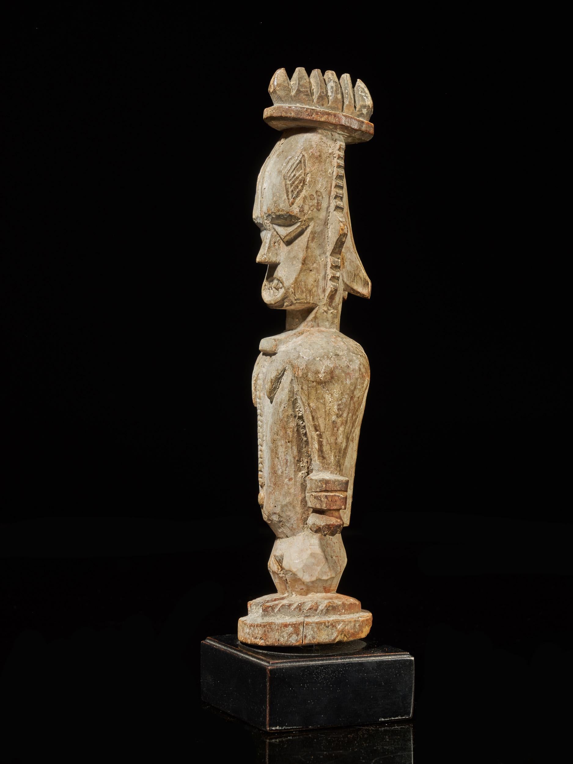 Urhobo People, Nigeria, Family Ancestor Statue with Rests of Kaolin In Good Condition In Leuven , BE