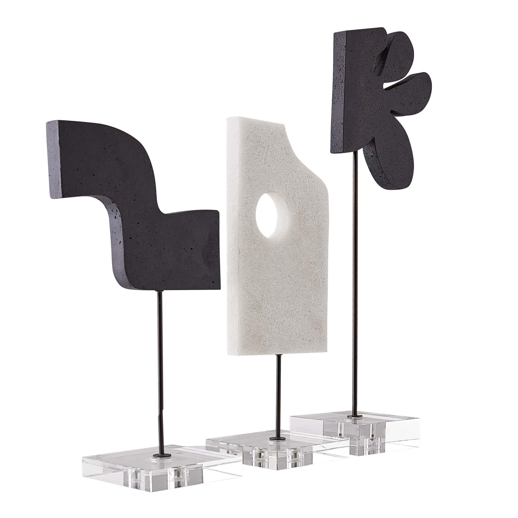 Creativamente radicato nell'energia espressiva dell'espressionismo astratto, questo sorprendente trio di sculture di Uri offre un'irresistibile combinazione di forme e contrasti. Progettata per essere esposta insieme o separatamente, ogni scultura