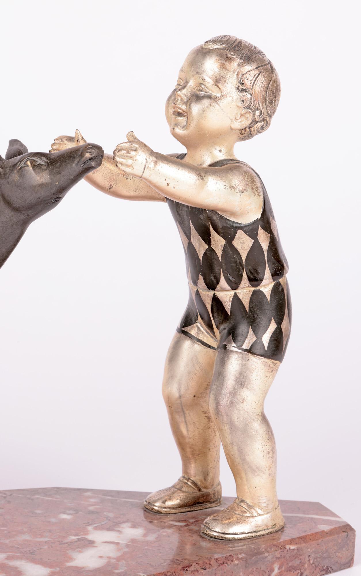 Uriano Französische Art-Déco-Skulptur „Kinder & Doe“ aus Marmor, Uriano (Art déco) im Angebot