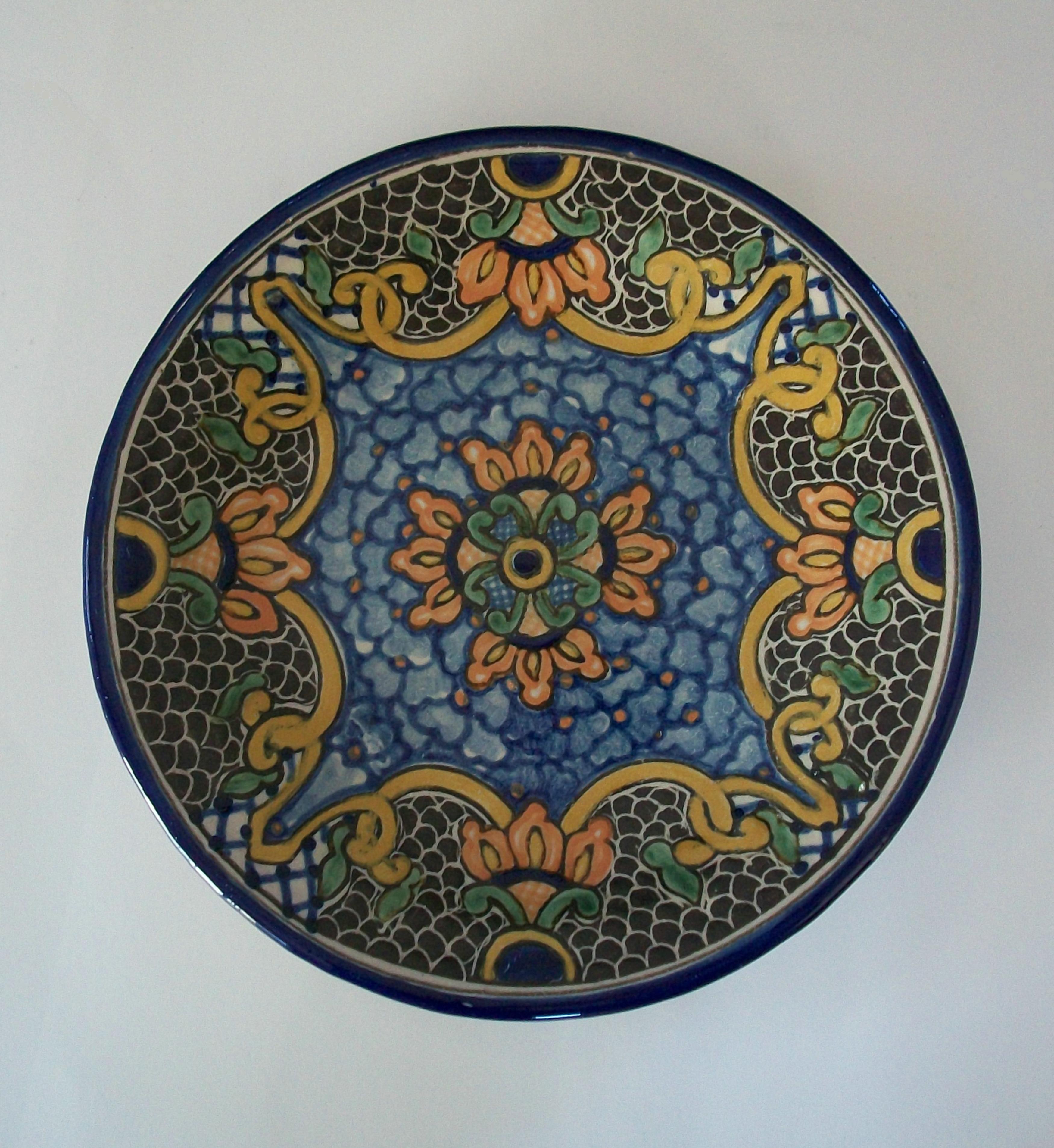 URIARTE TALAVERA - Plato antiguo de cerámica esmaltada de arte popular de Talavera - tamaño mediano - hecho a mano - con un diseño central estilizado pintado a mano dentro de un borde elaborado - firmado en el reverso esmaltado crema con el