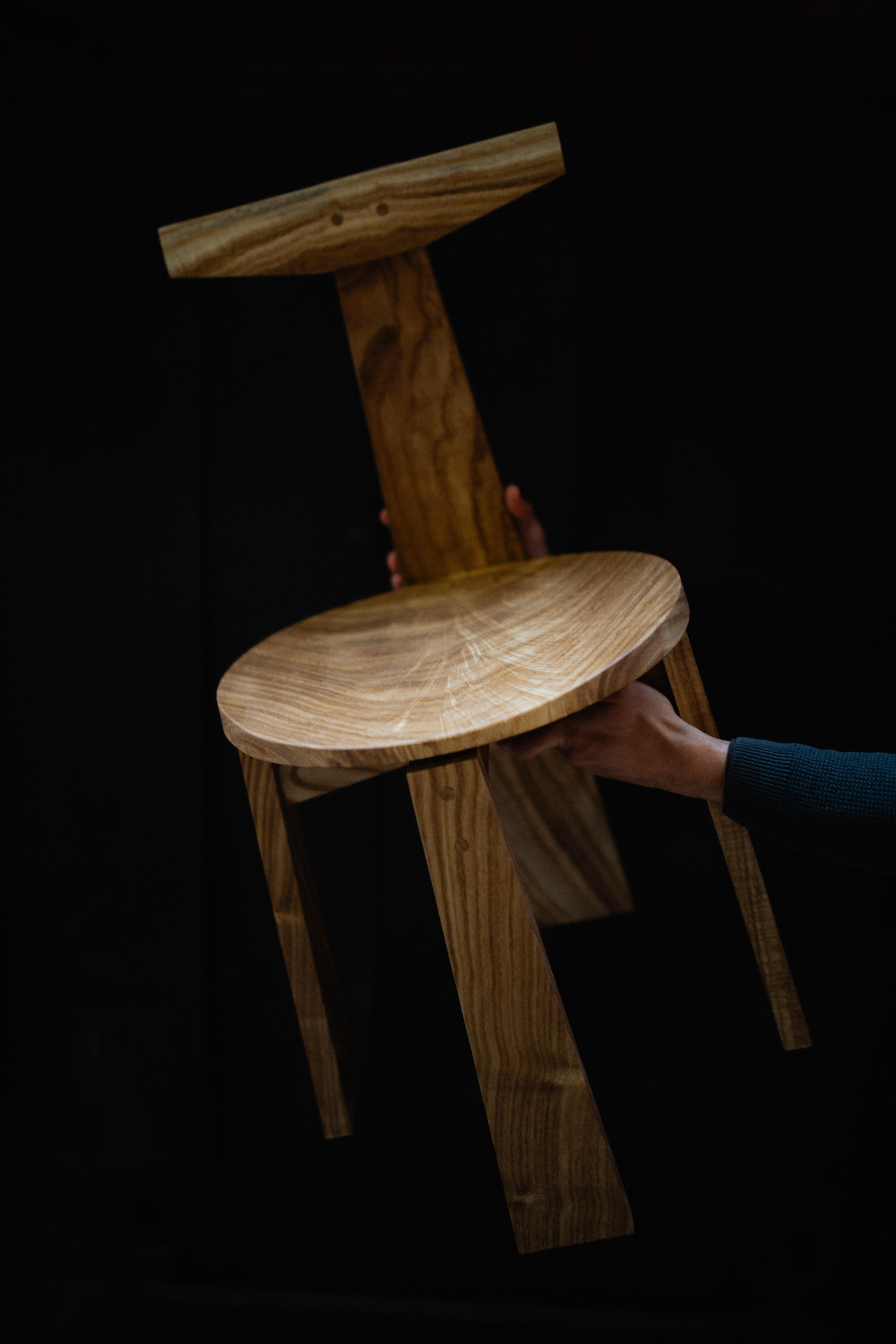 La chaise de salle à manger Urithi est une conception originale, fabriquée à la main avec du bois dur pour être une pièce d'art fonctionnelle. La chaise a été conçue à partir de l'arrière, car c'est la partie que l'on voit le plus souvent pendant la