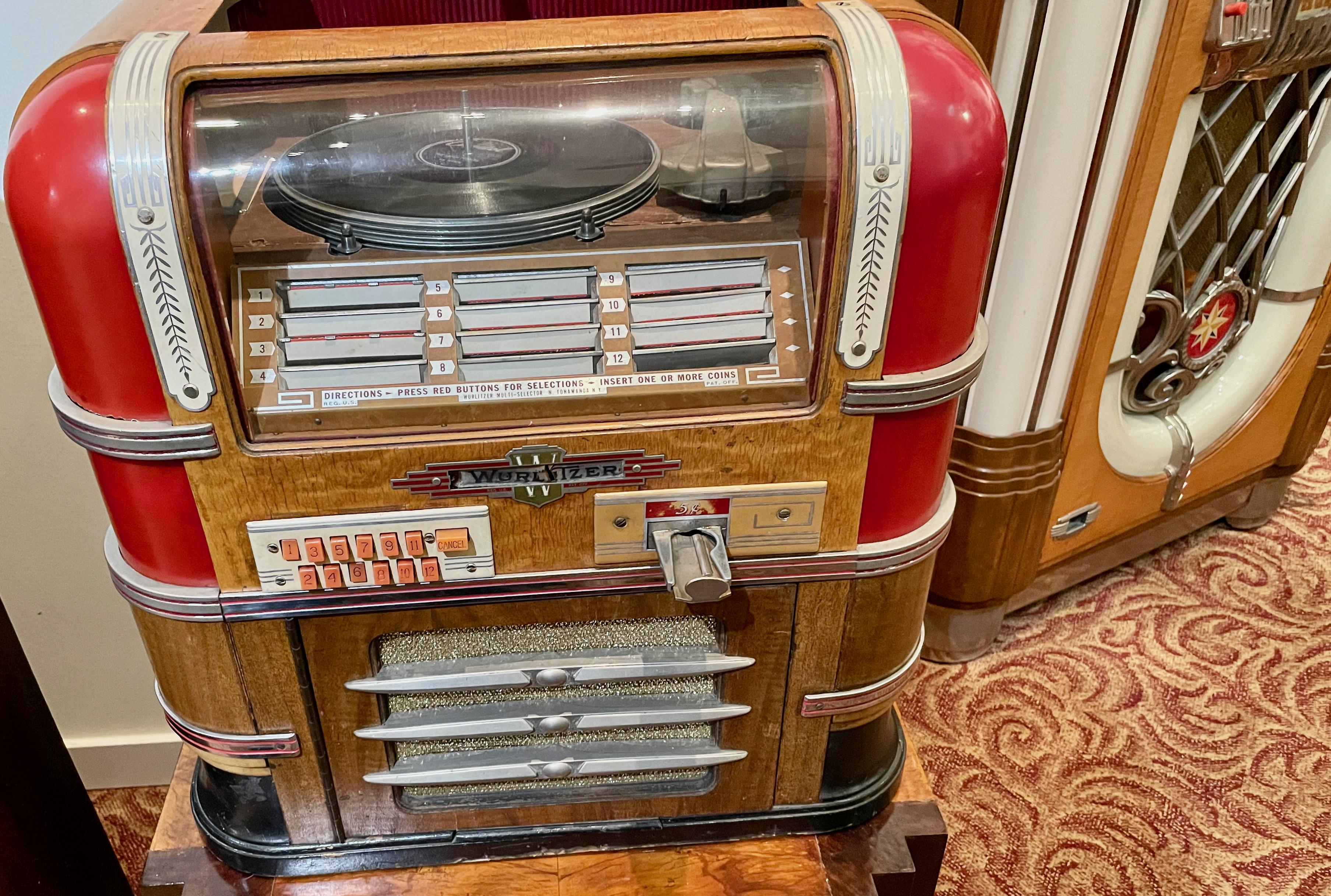 Wurlitzer 61 Countertop Jukebox Restored Working, 1939 1