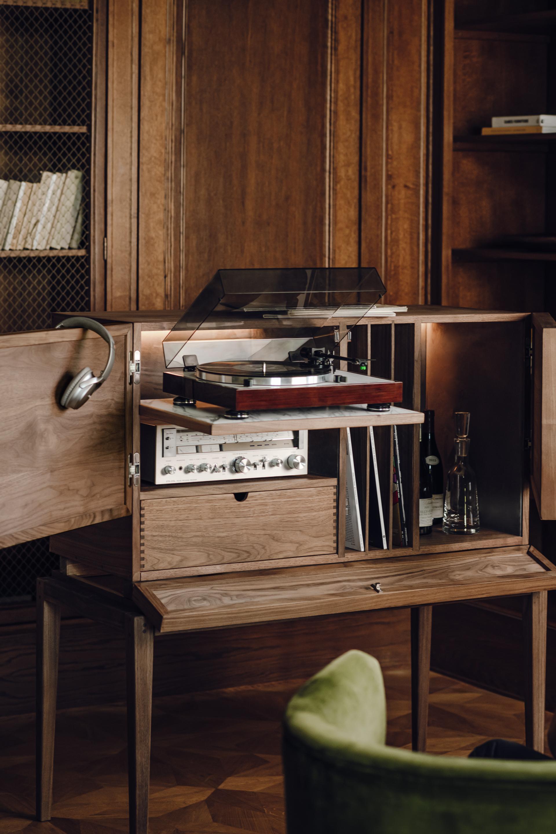 Le cabinet Urme est l'incarnation des rêves d'une boîte à musique moderne où vous pouvez cacher vos plus grands joyaux de votre collection de vinyles et profiter de l'expérience d'écouter de la belle musique dans un beau cabinet en bois.Le meuble