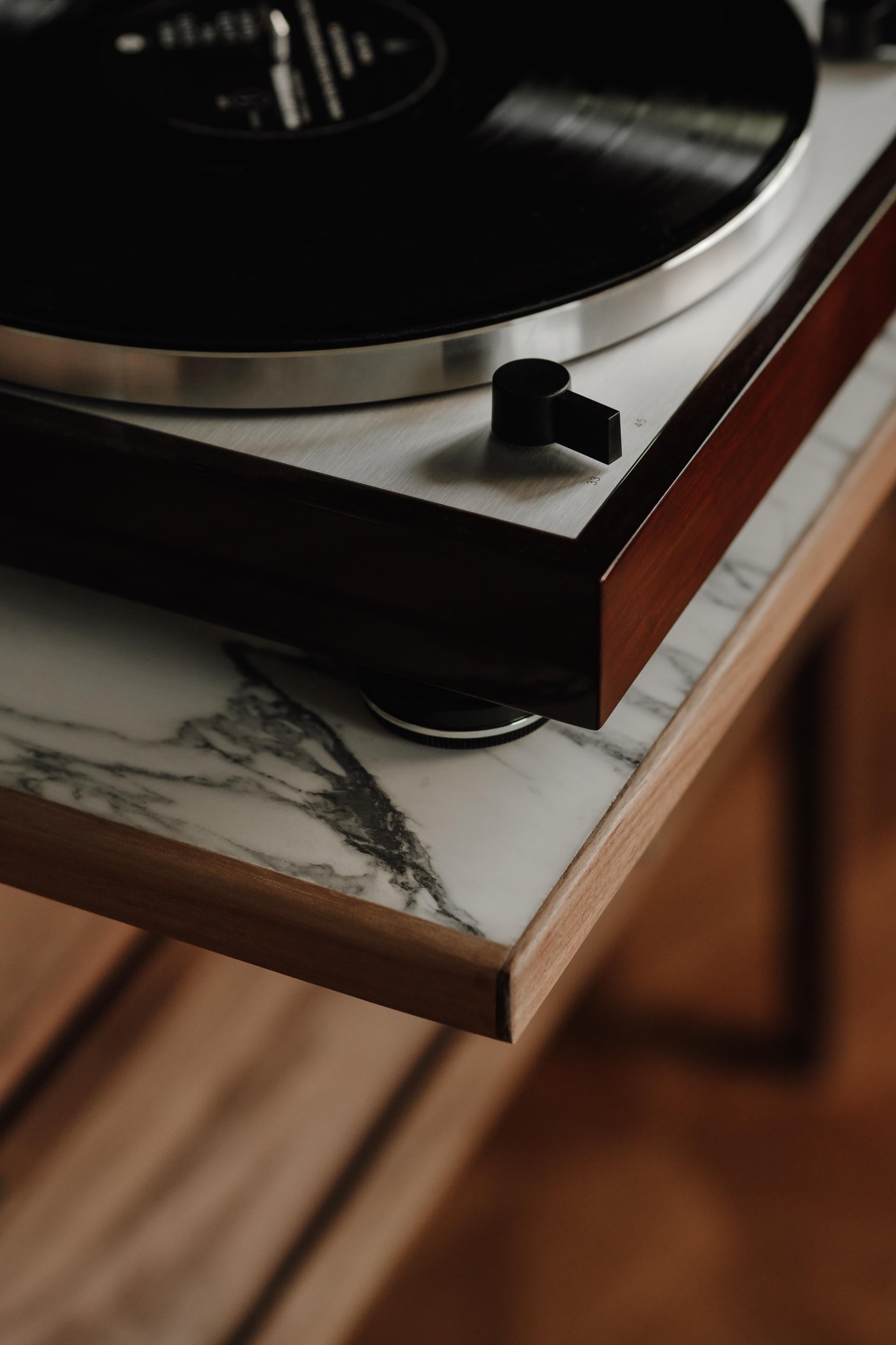 Polonais Urme Audio Cabinet en vente