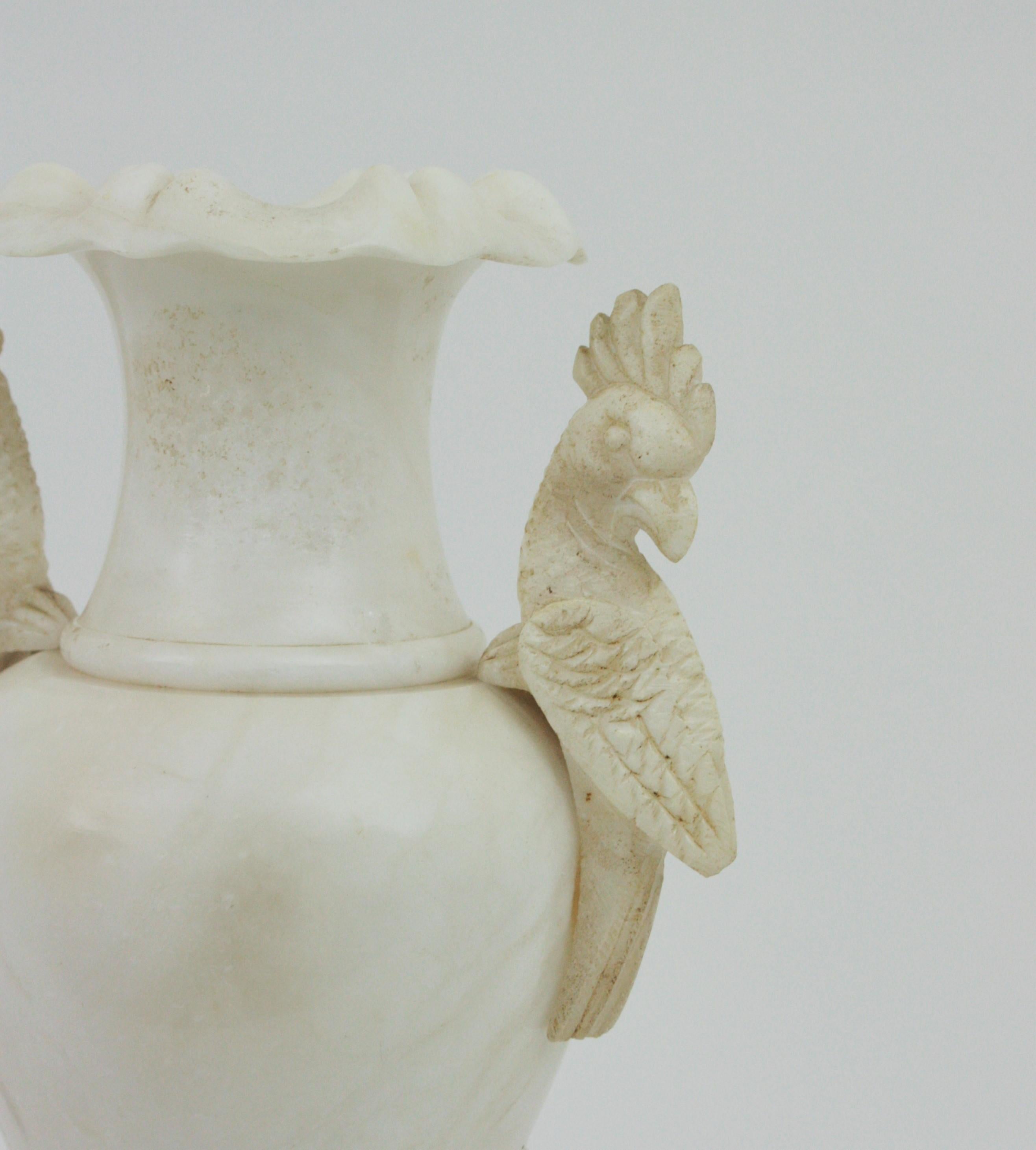 Spanische Urnen-Amphora-Alabasterlampe mit Papageiengriffen aus Alabaster im Angebot 2