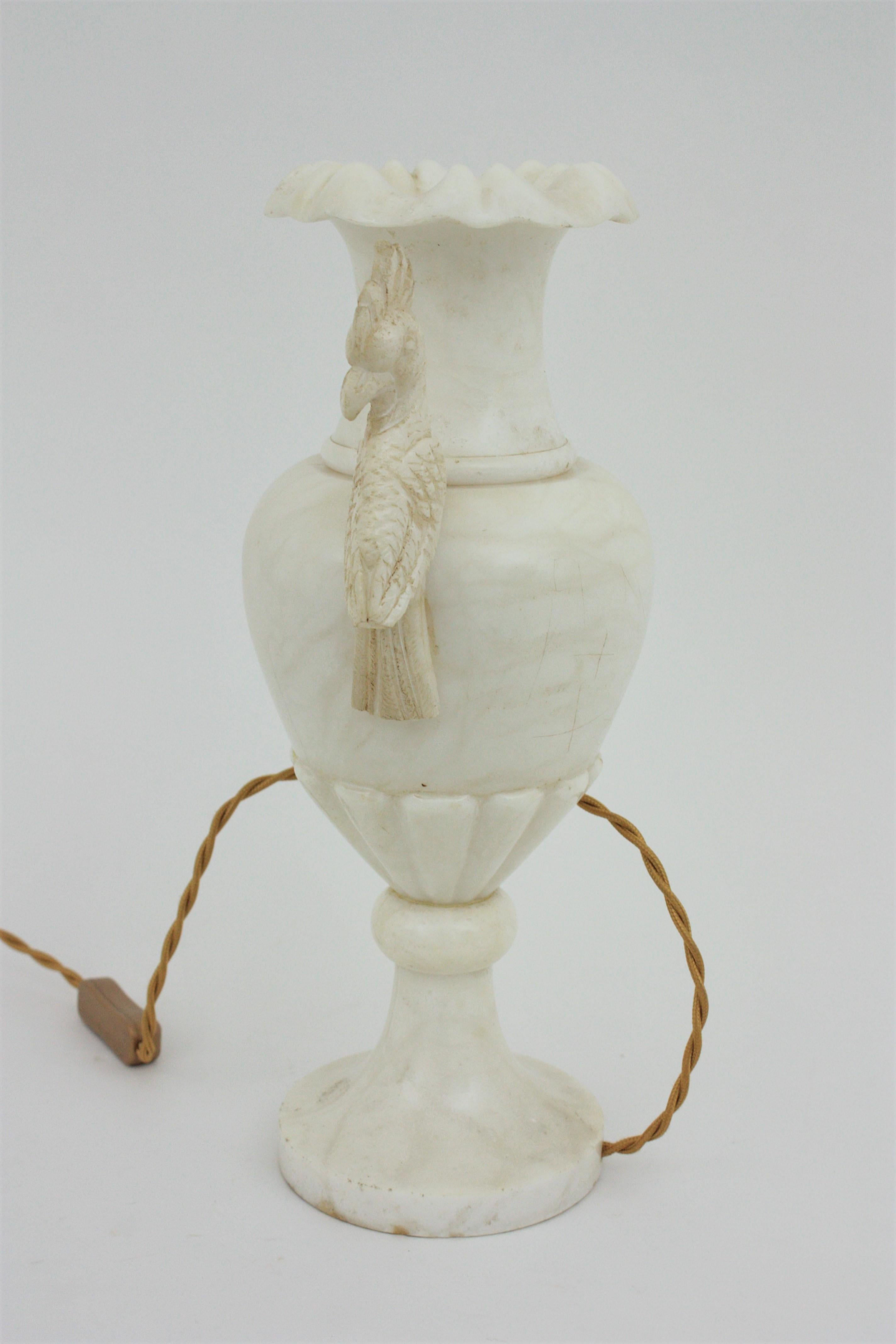 Spanische Urnen-Amphora-Alabasterlampe mit Papageiengriffen aus Alabaster im Angebot 3