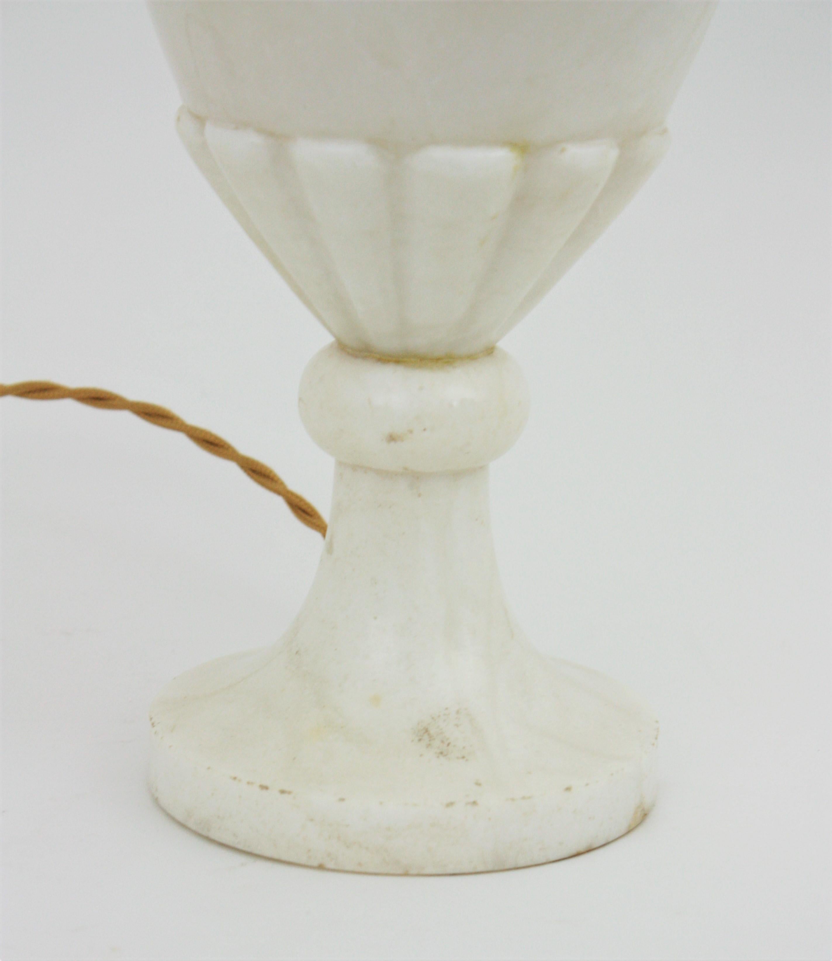 Spanische Urnen-Amphora-Alabasterlampe mit Papageiengriffen aus Alabaster im Angebot 4