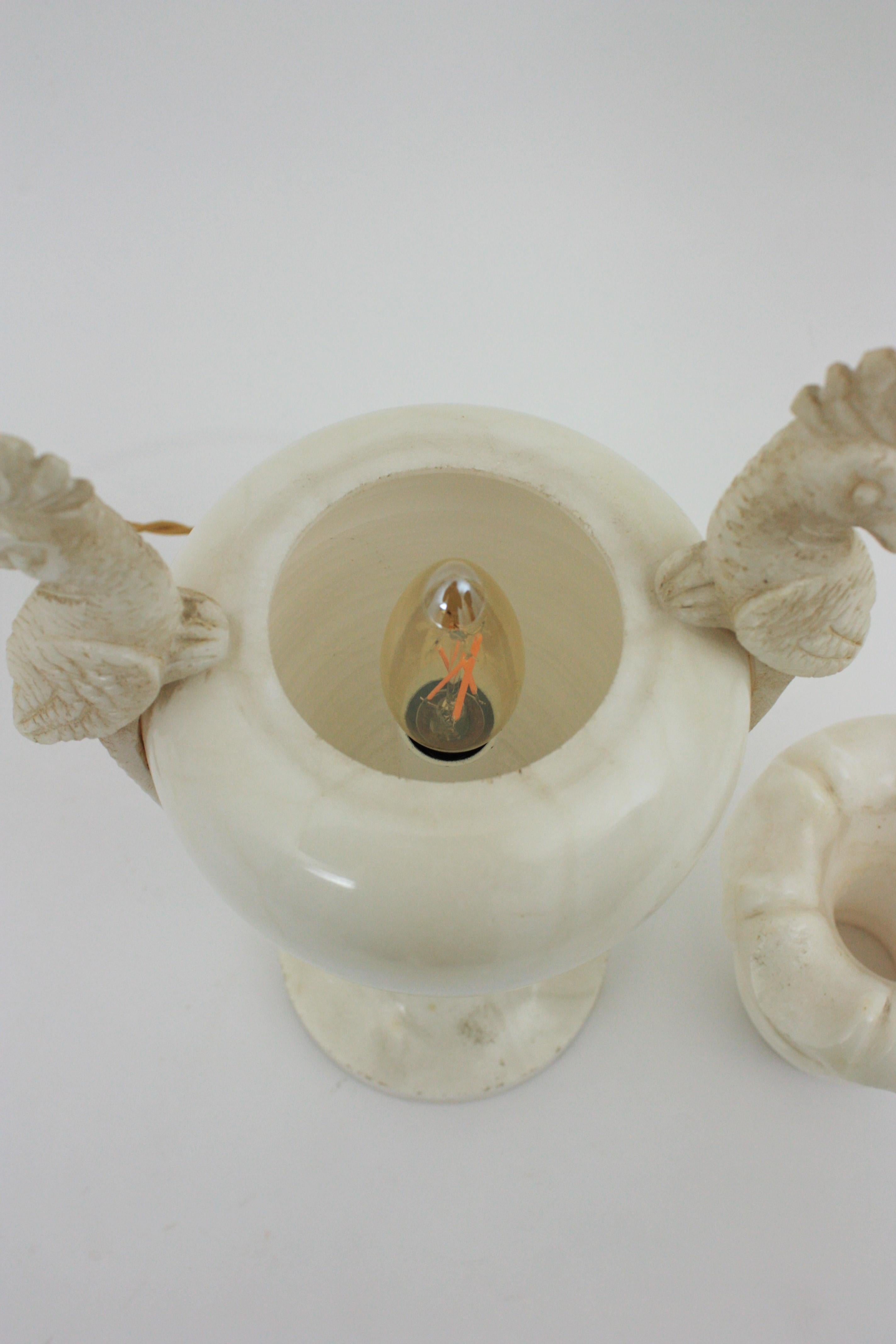 Spanische Urnen-Amphora-Alabasterlampe mit Papageiengriffen aus Alabaster im Angebot 5