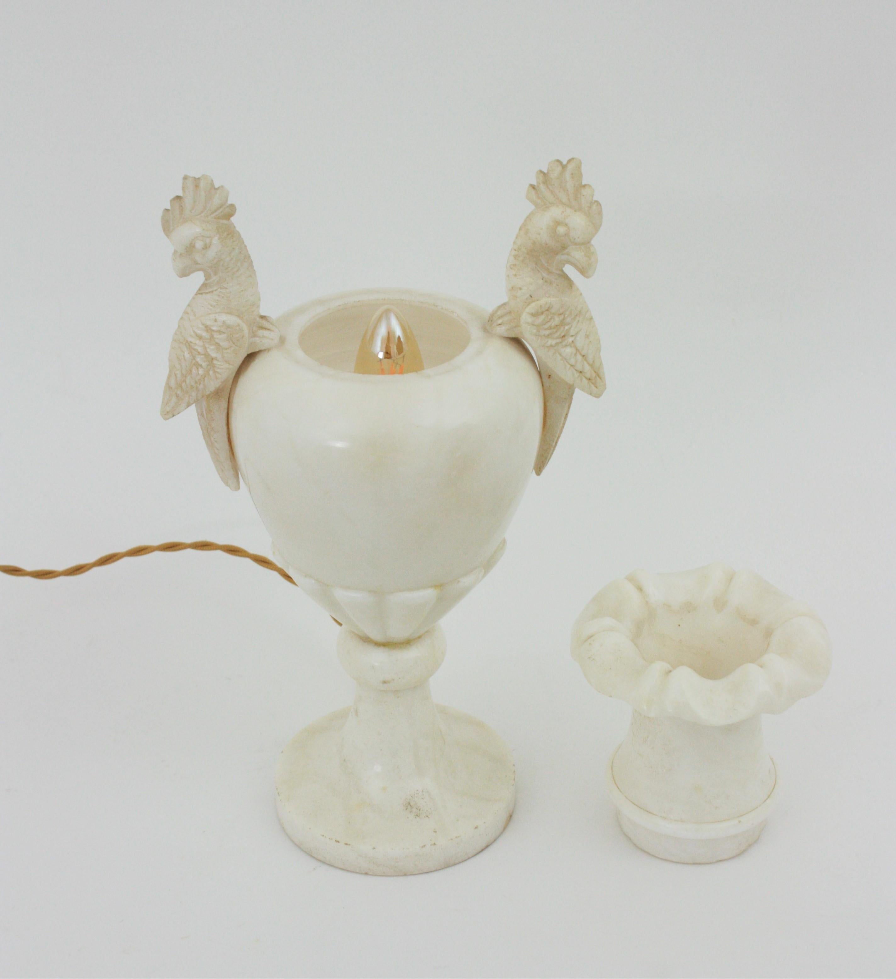 Spanische Urnen-Amphora-Alabasterlampe mit Papageiengriffen aus Alabaster im Angebot 6