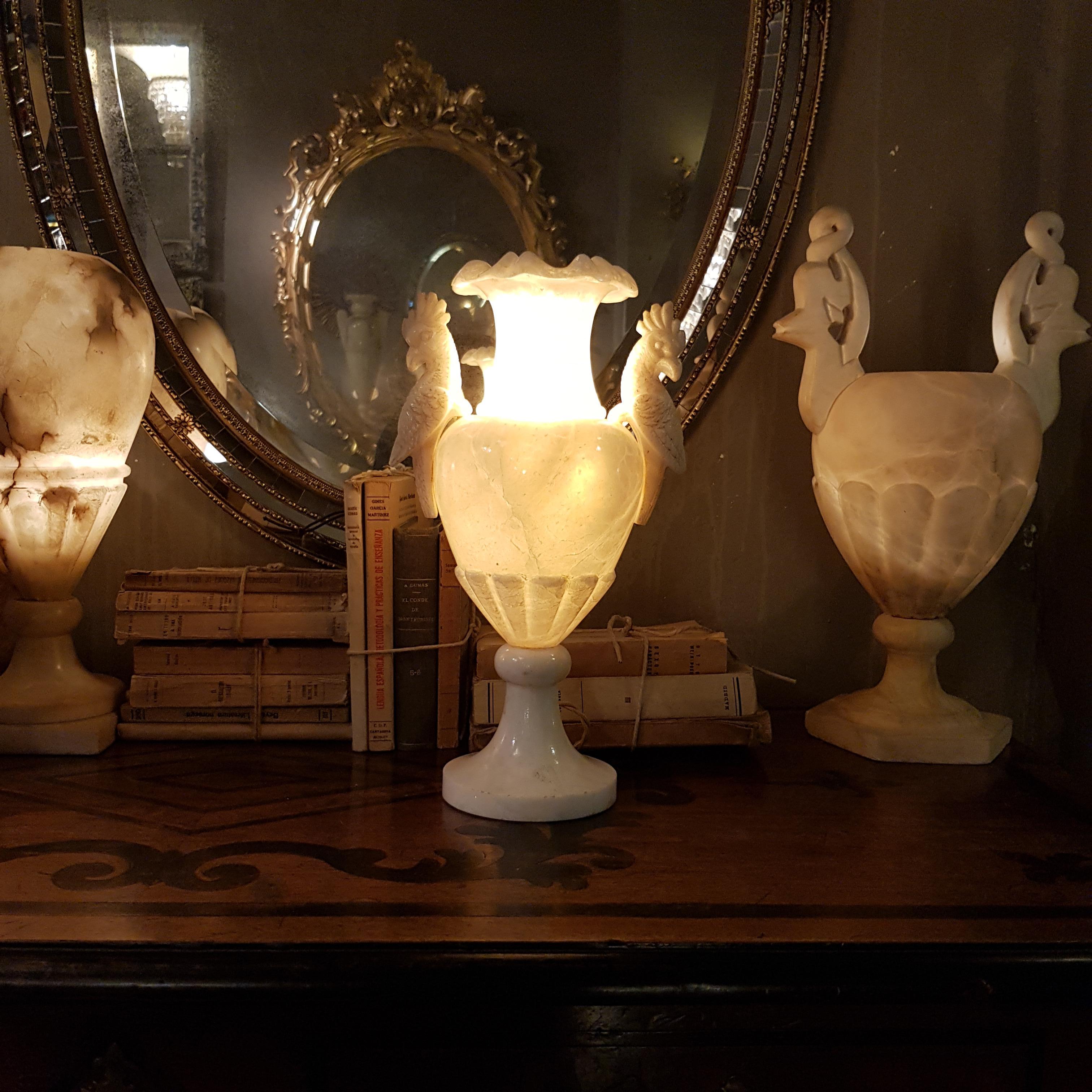 Spanische Urnen-Amphora-Alabasterlampe mit Papageiengriffen aus Alabaster im Angebot 7