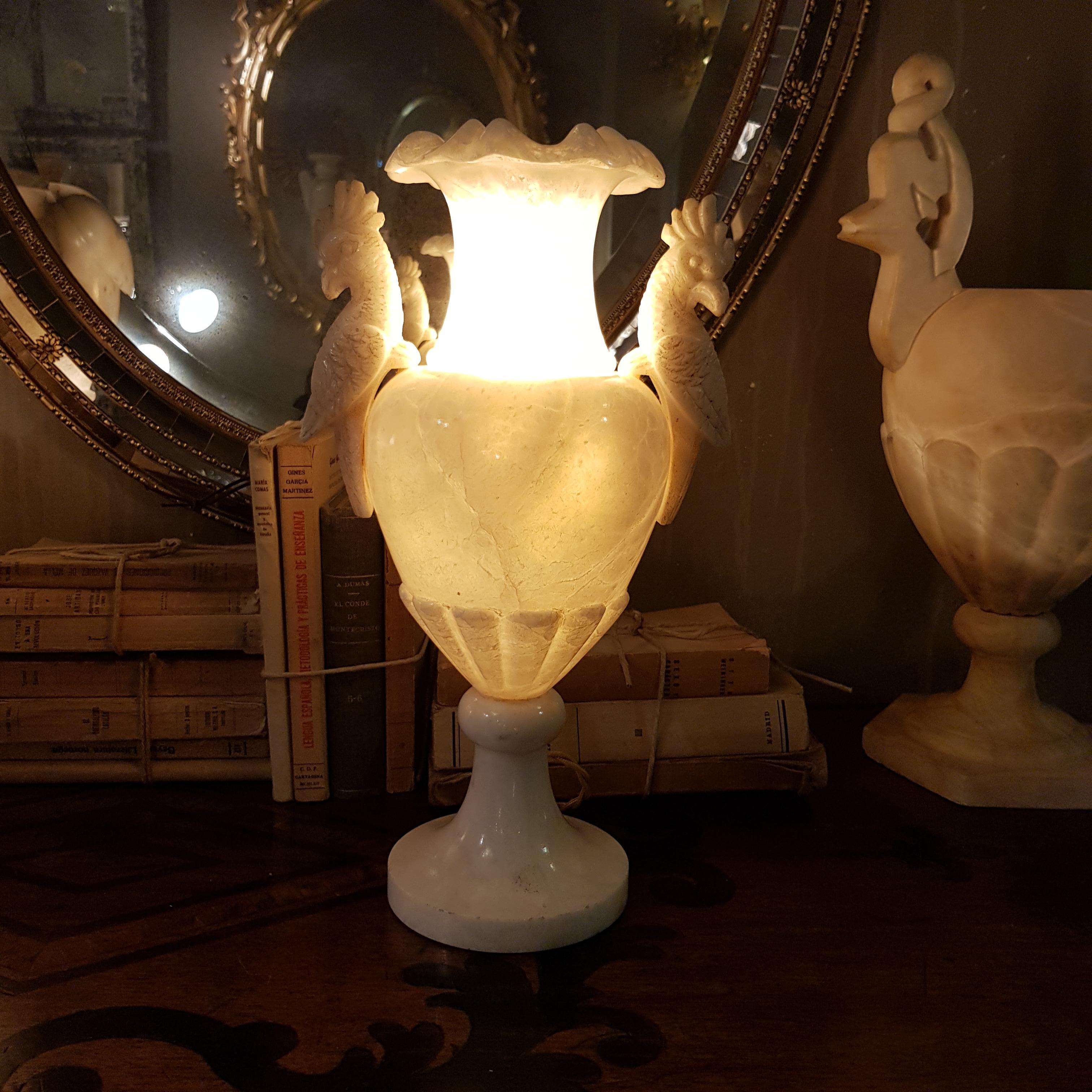 Spanische Urnen-Amphora-Alabasterlampe mit Papageiengriffen aus Alabaster (Handgeschnitzt) im Angebot