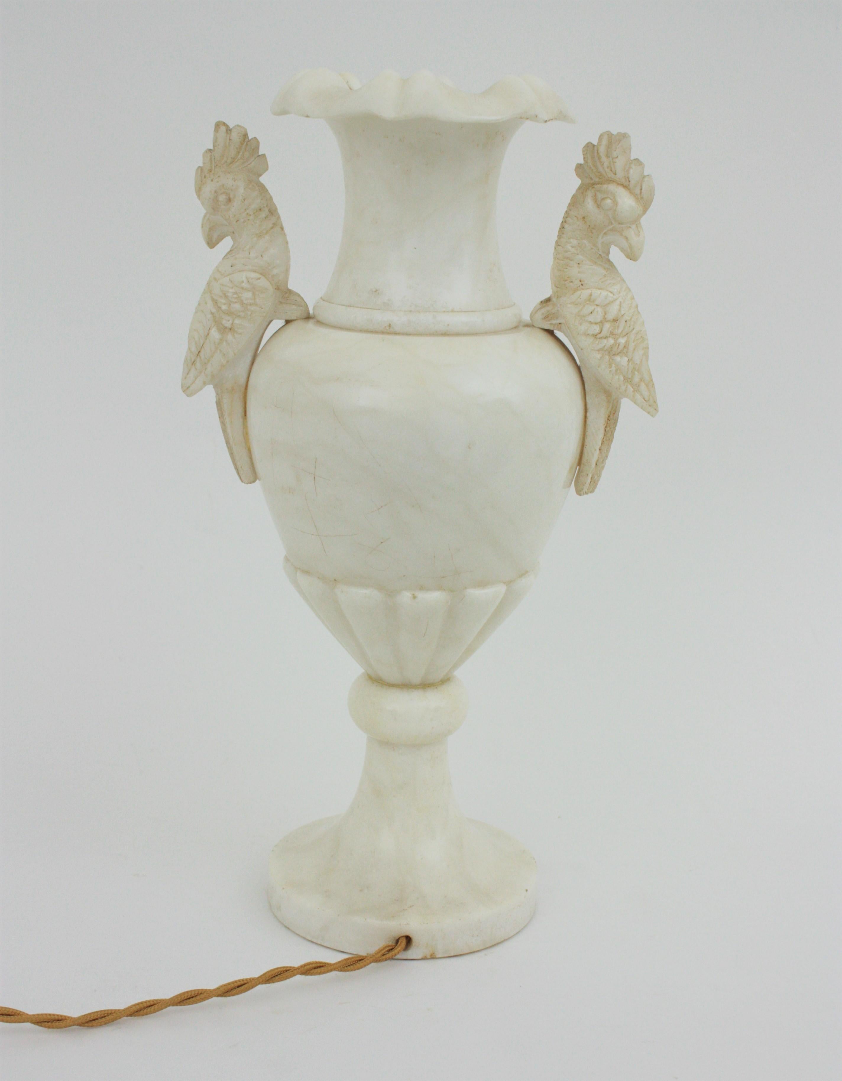 Spanische Urnen-Amphora-Alabasterlampe mit Papageiengriffen aus Alabaster im Zustand „Gut“ im Angebot in Barcelona, ES
