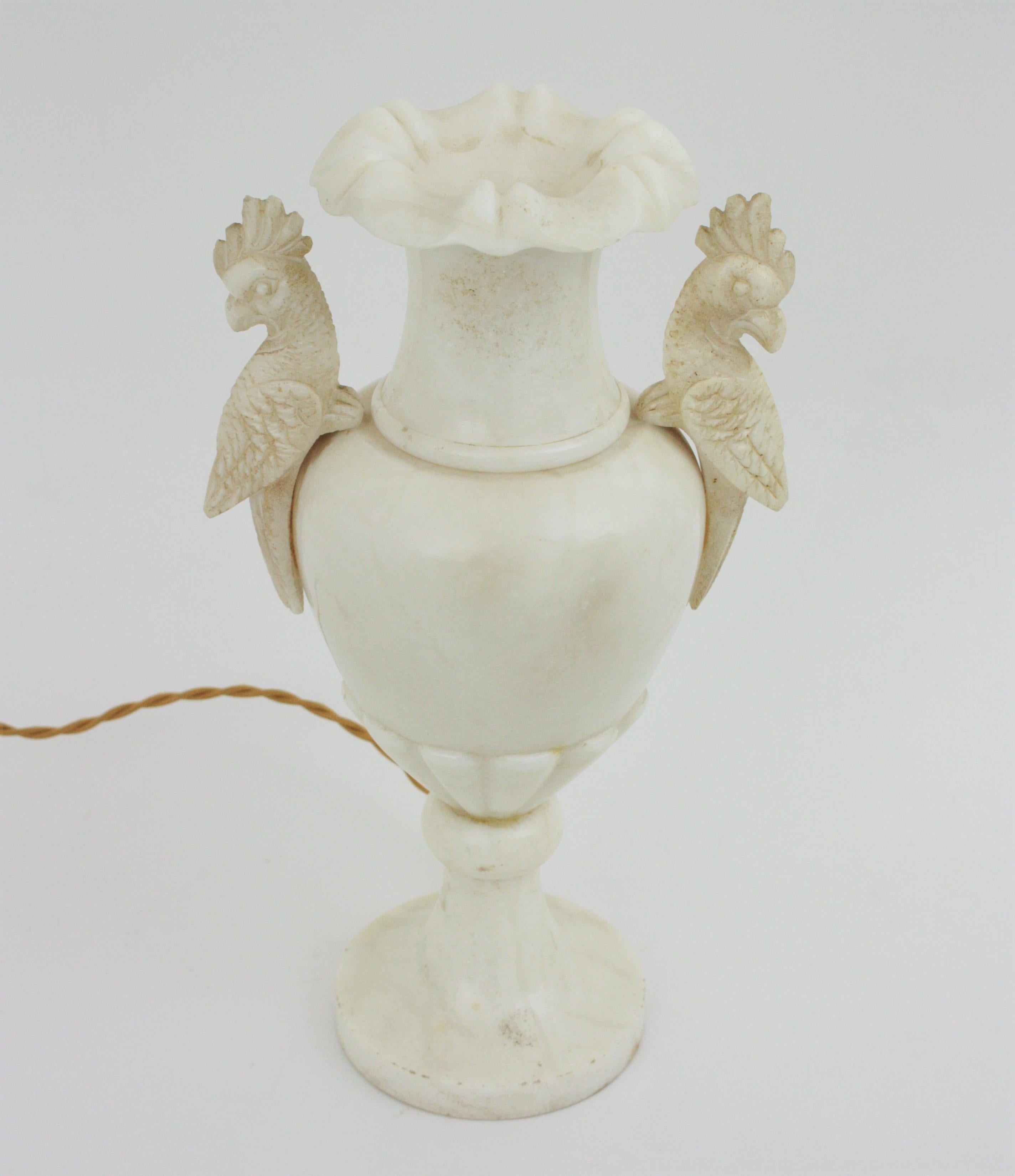 Spanische Urnen-Amphora-Alabasterlampe mit Papageiengriffen aus Alabaster (20. Jahrhundert) im Angebot