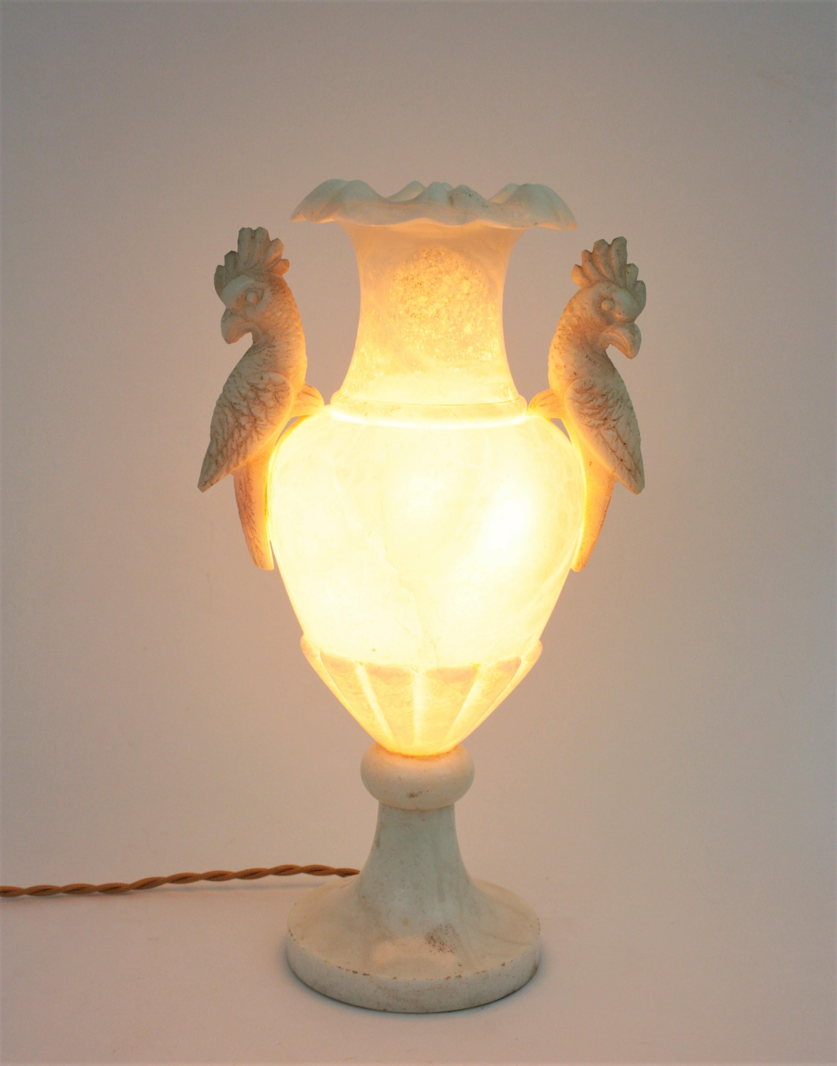 Spanische Urnen-Amphora-Alabasterlampe mit Papageiengriffen aus Alabaster im Angebot 1