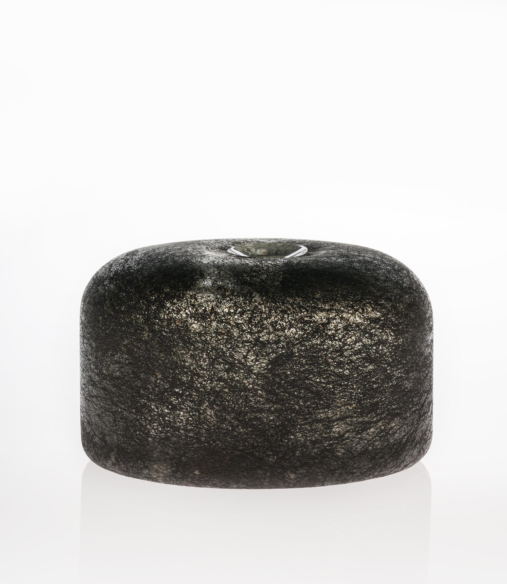 Urna di Paolo Marcolongo
Dimensioni: Diametro 22 x altezza 13,3 cm 
Materiali: Vetro di Murano e ferro. 


Paolo Marcolongo è nato a Padova nel 1956, ha frequentato il Liceo Artistico 
