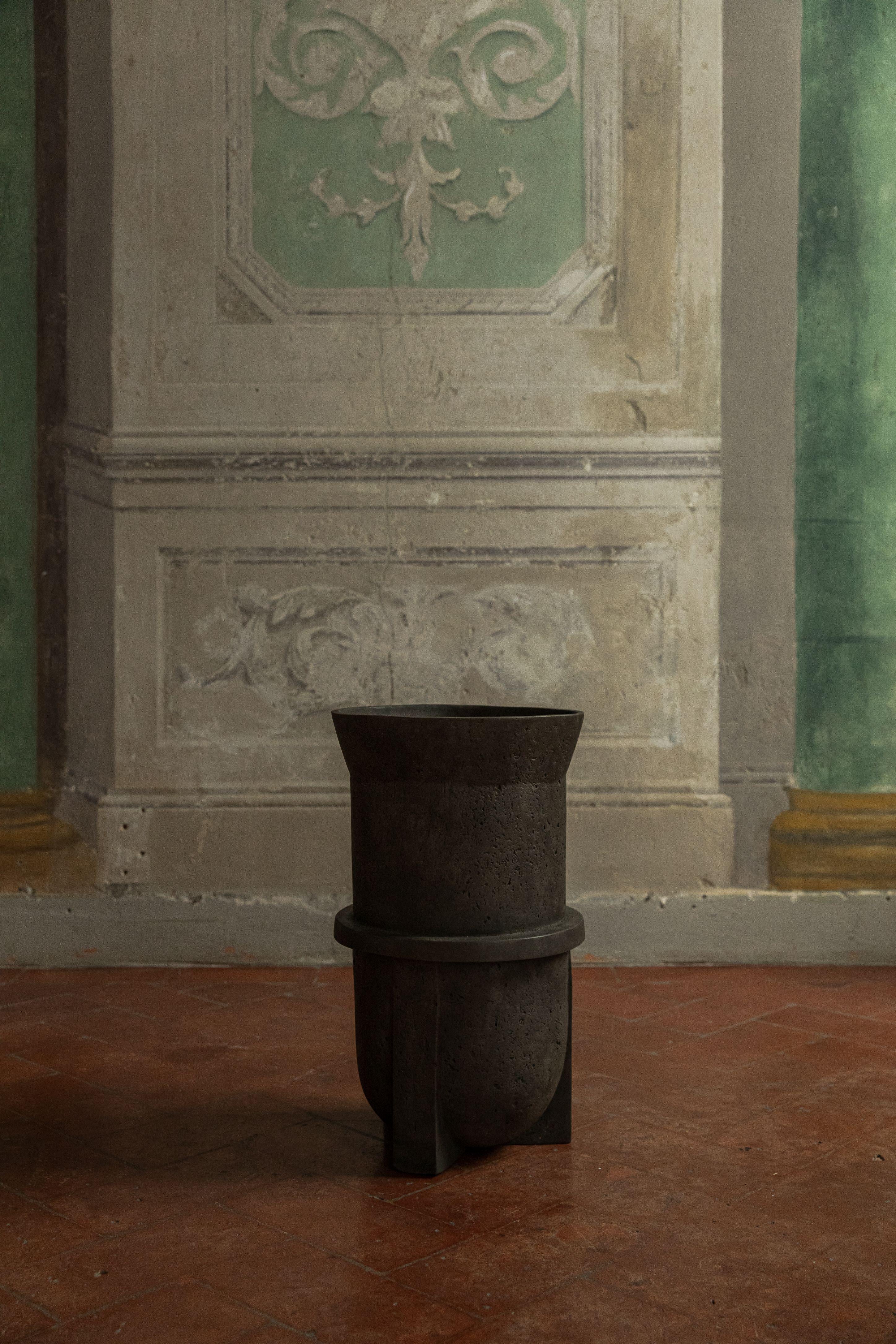 Urna di Rick Owens
2007
Dimensioni: L 34 x L 34 x H 57 cm
Materiali: Bronzo
Peso: 37 kg

disponibile con finitura nera o nitrato (marrone scuro).

Rick Owens è un imprenditore californiano della moda e dell'arredamento che ha sviluppato uno stile