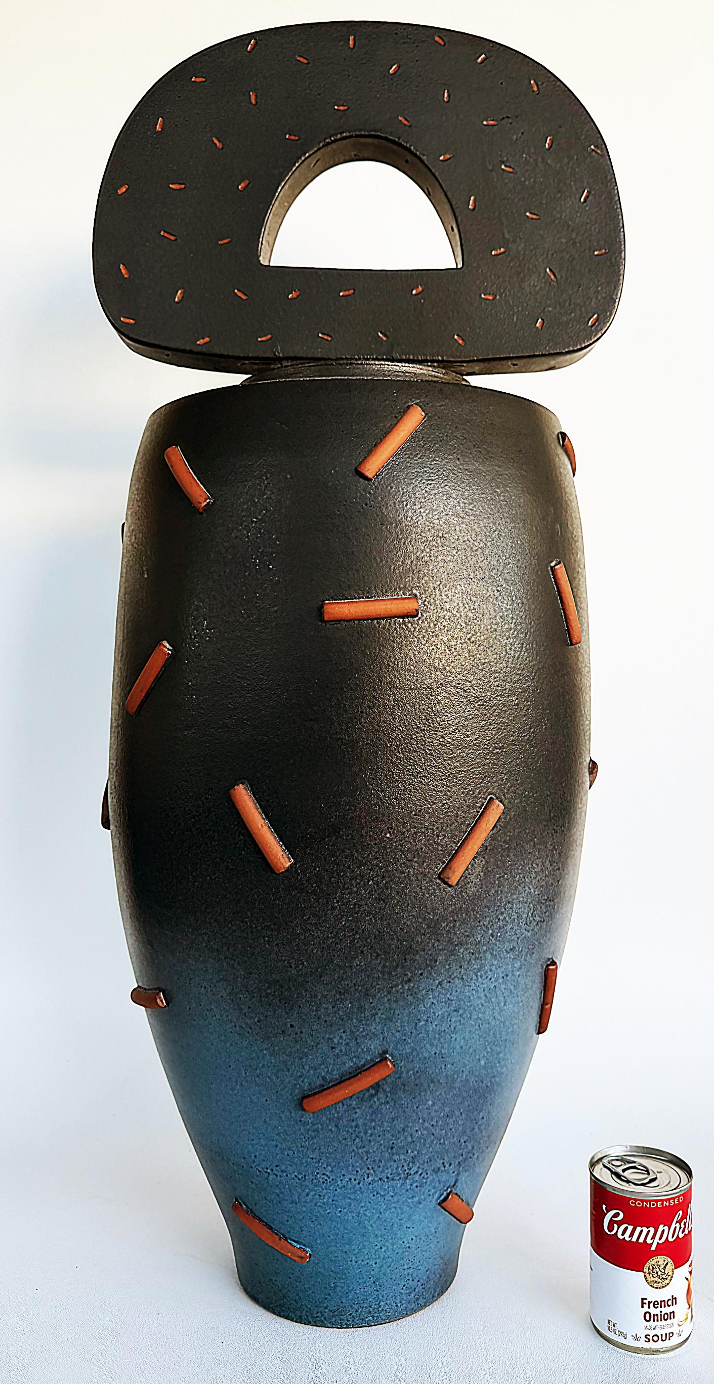  Urne en poterie postmoderne Mosuo Ojima Monumental 1980


Nous proposons à la vente une urne en poterie à couvercle de très grande taille qui est un exemple frappant de l'art post-moderne japonais de Mosuo Ojima.
 Ojima est un artiste japonais