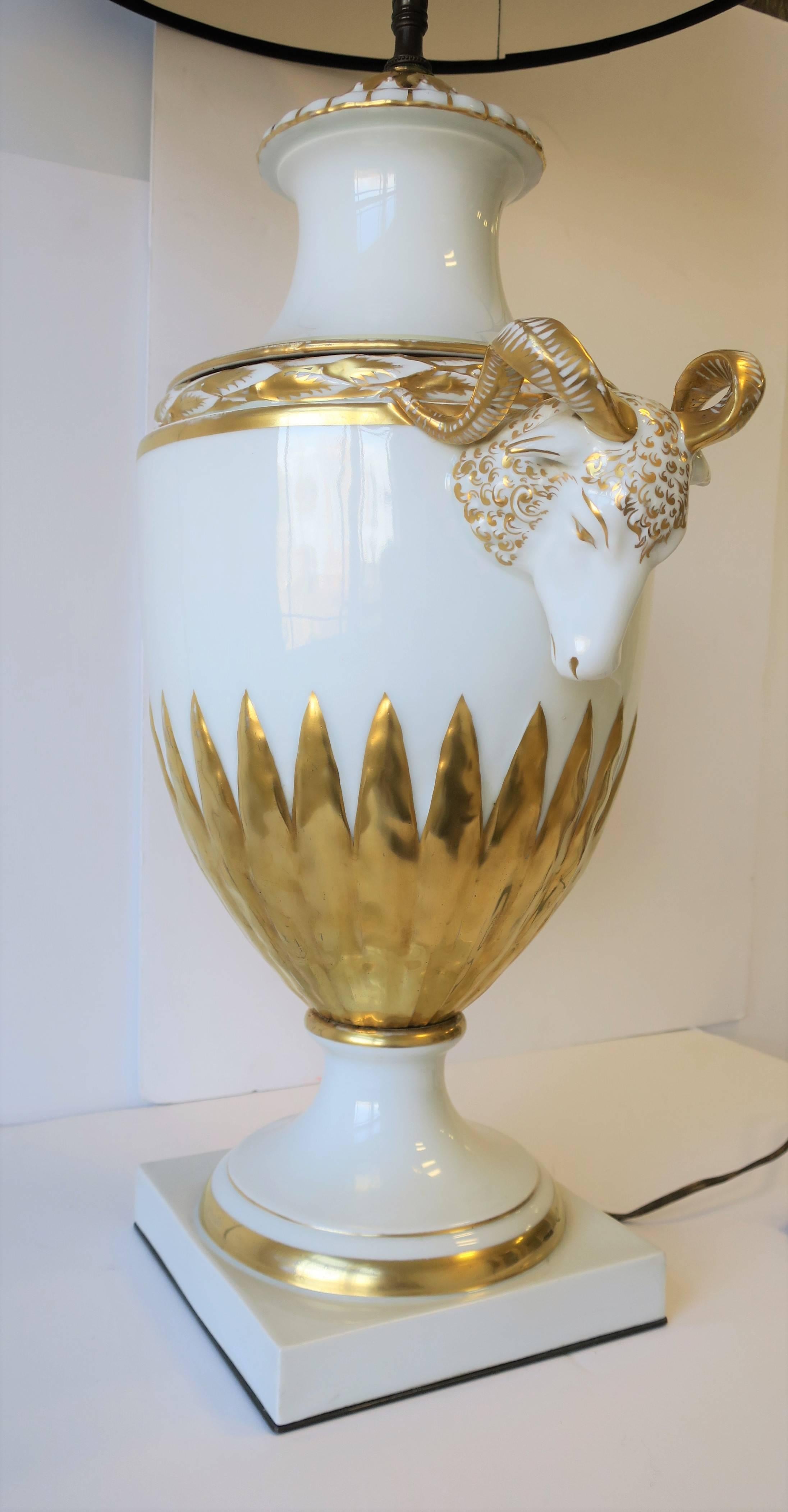 Urnen- und Widderkopf-Tischlampe aus weißem und goldenem Porzellan im Empire-Stil, Deutsch, groß im Angebot 6