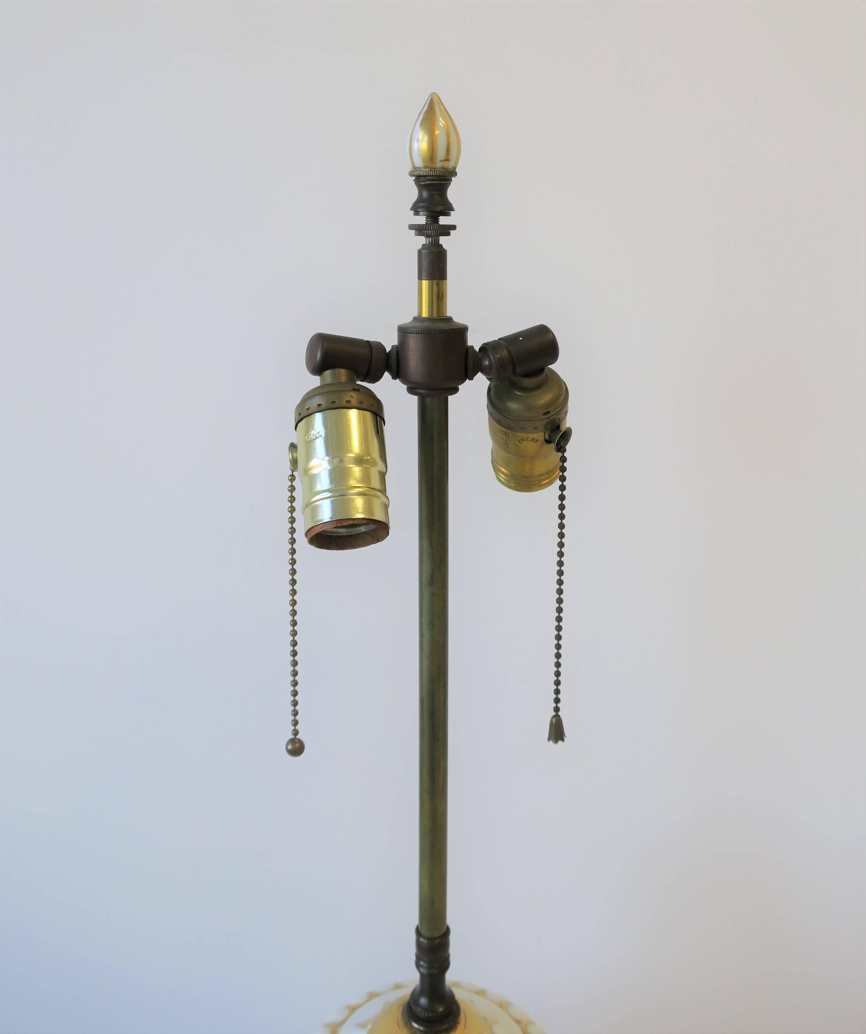 Urnen- und Widderkopf-Tischlampe aus weißem und goldenem Porzellan im Empire-Stil, Deutsch, groß im Angebot 7