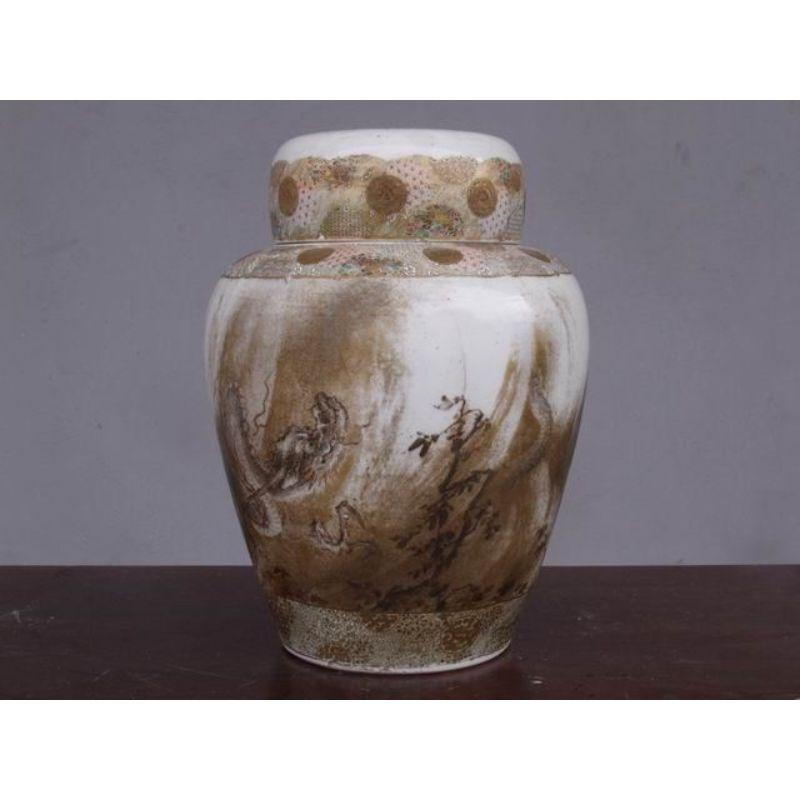 Urne Satsuma peinte du 19ème siècle avec une hauteur de 30 cm et une largeur de 22 cm. Malheureusement, il y a une grande fissure à la base du vase, qui reste néanmoins une pièce très intéressante

Informations complémentaires :
Matériau :