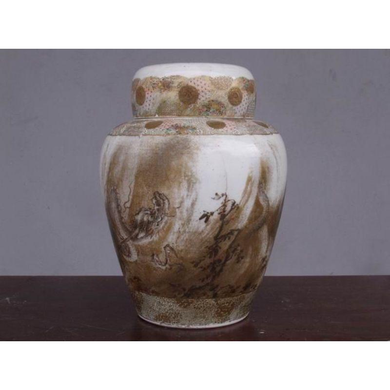 Urna Satsuma dipinta del XIX secolo con un'altezza di 30 cm e una larghezza di 22 cm. Purtroppo c'è una grande crepa sulla base del vaso, ma rimane comunque un pezzo molto interessante.

Informazioni aggiuntive:
Materiale: Terracotta e