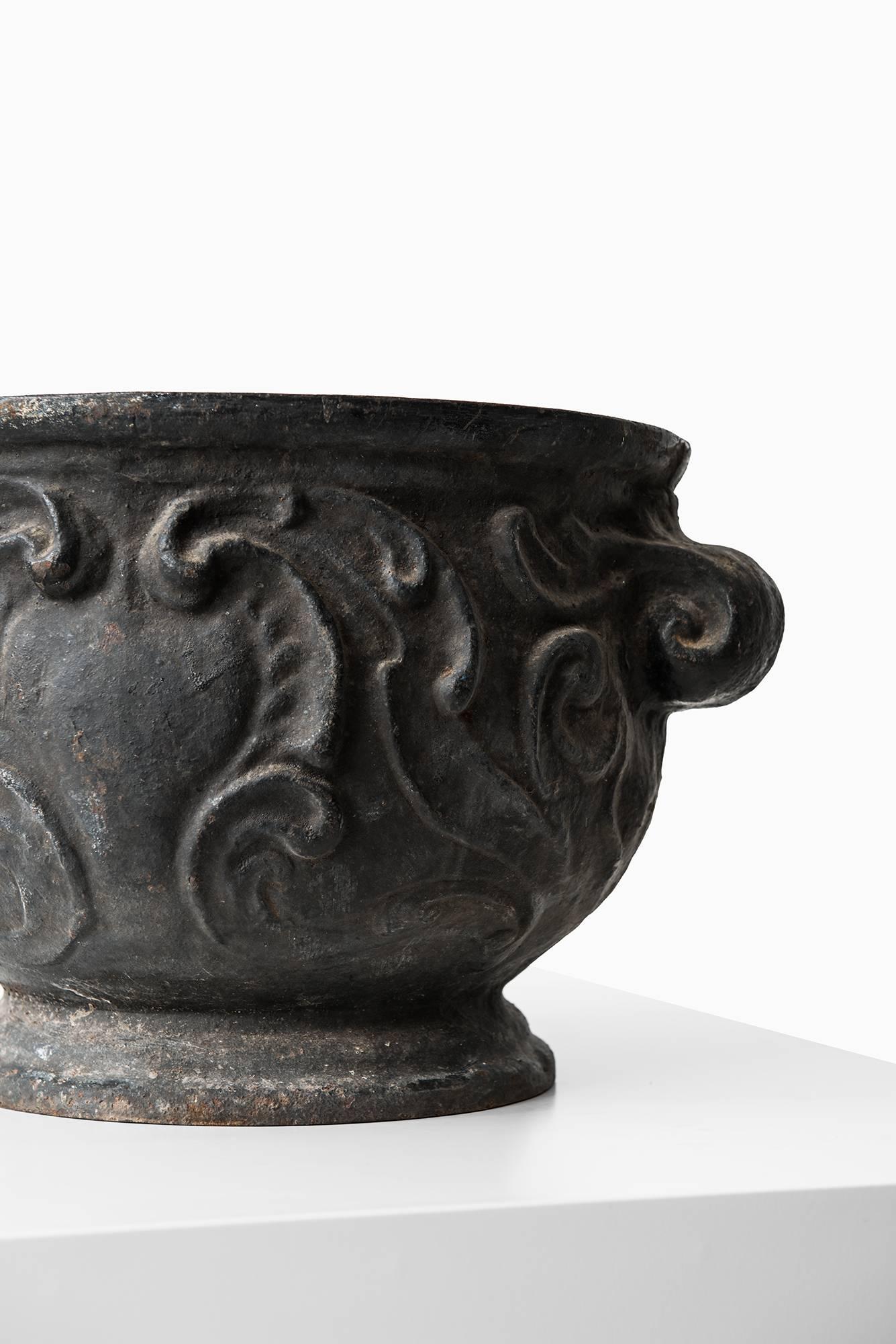 Scandinavian Modern Urn / Planter 'Barockurnan' in Cast Iron by Näfveqvarns Bruk in Sweden For Sale