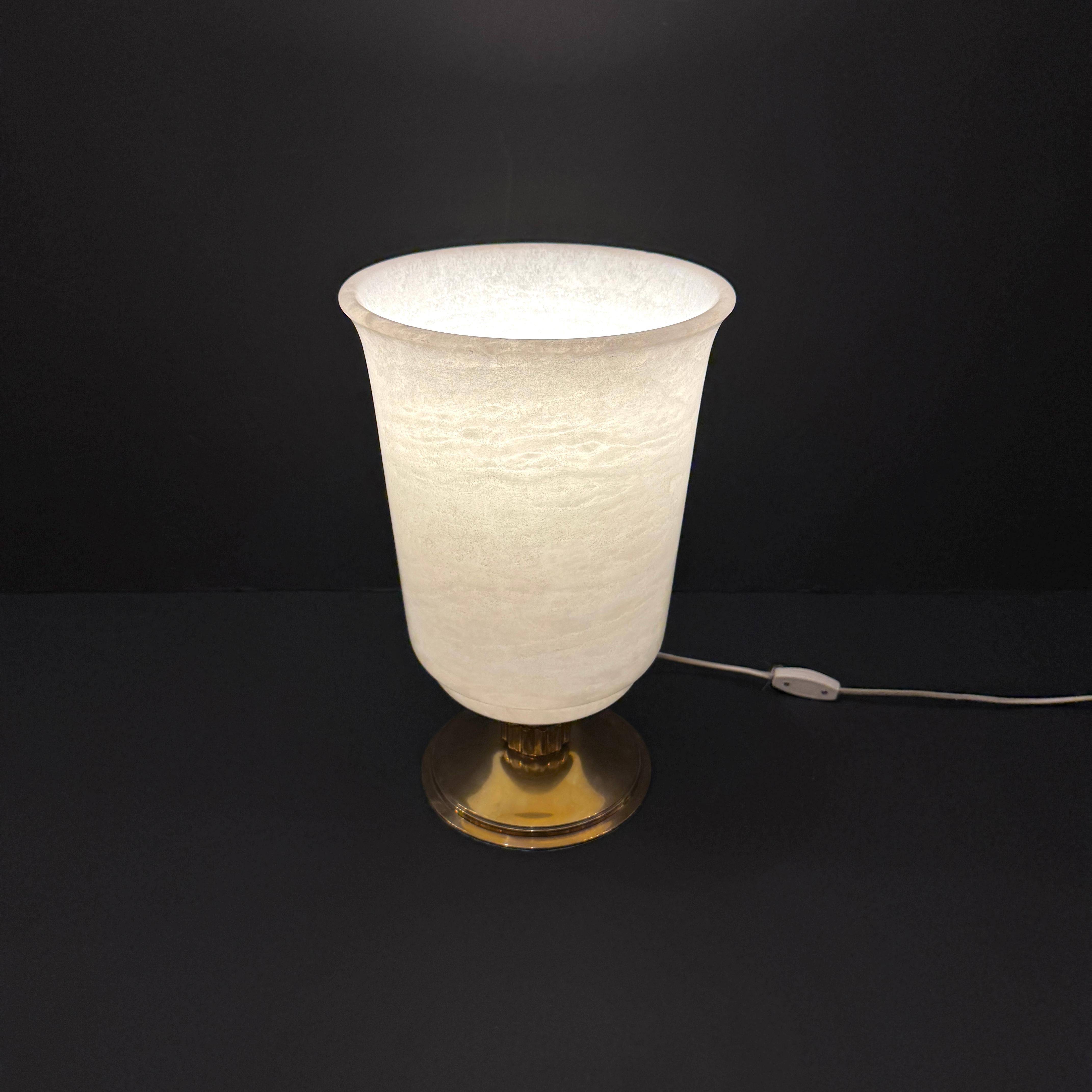 A single urn shaped modernist table lamp.
Alabaster shade with nickelled bronze base.