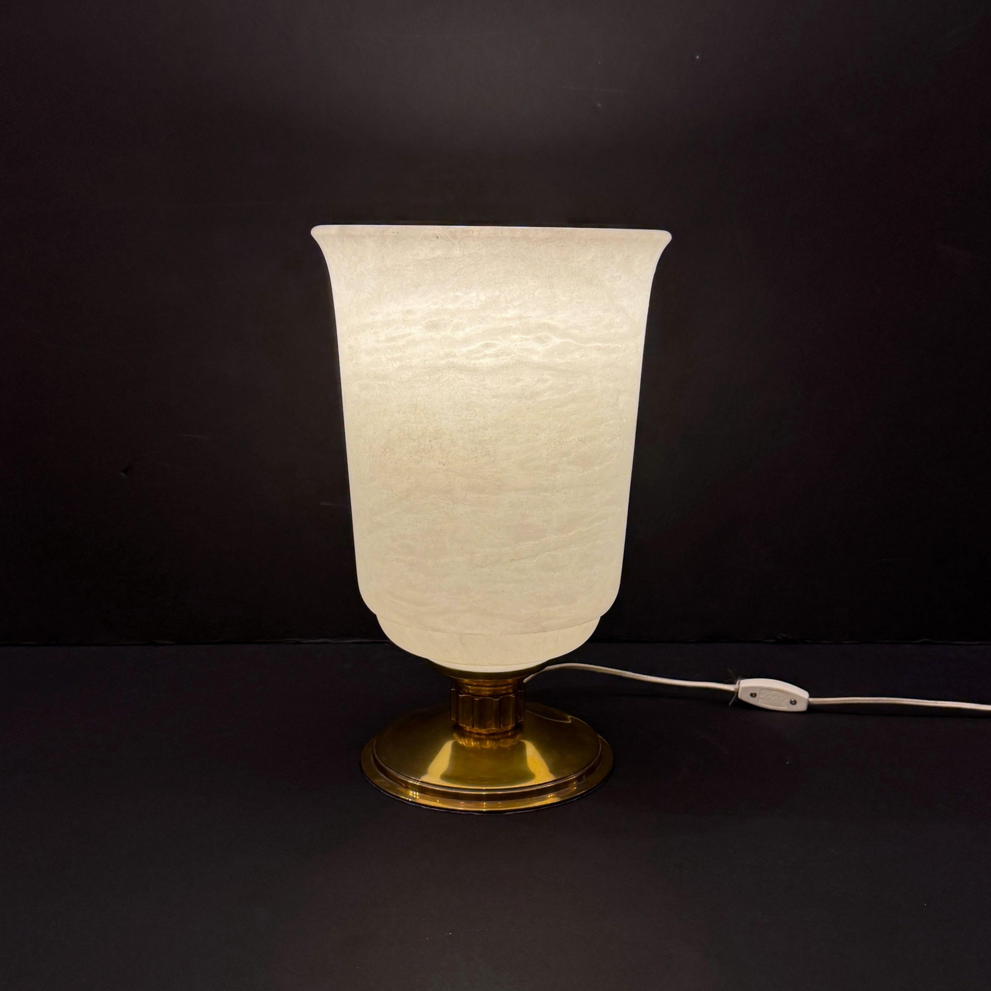 Mid-Century Modern Art Deco Alabaster Urn-Shaped Table Lamp For Sale