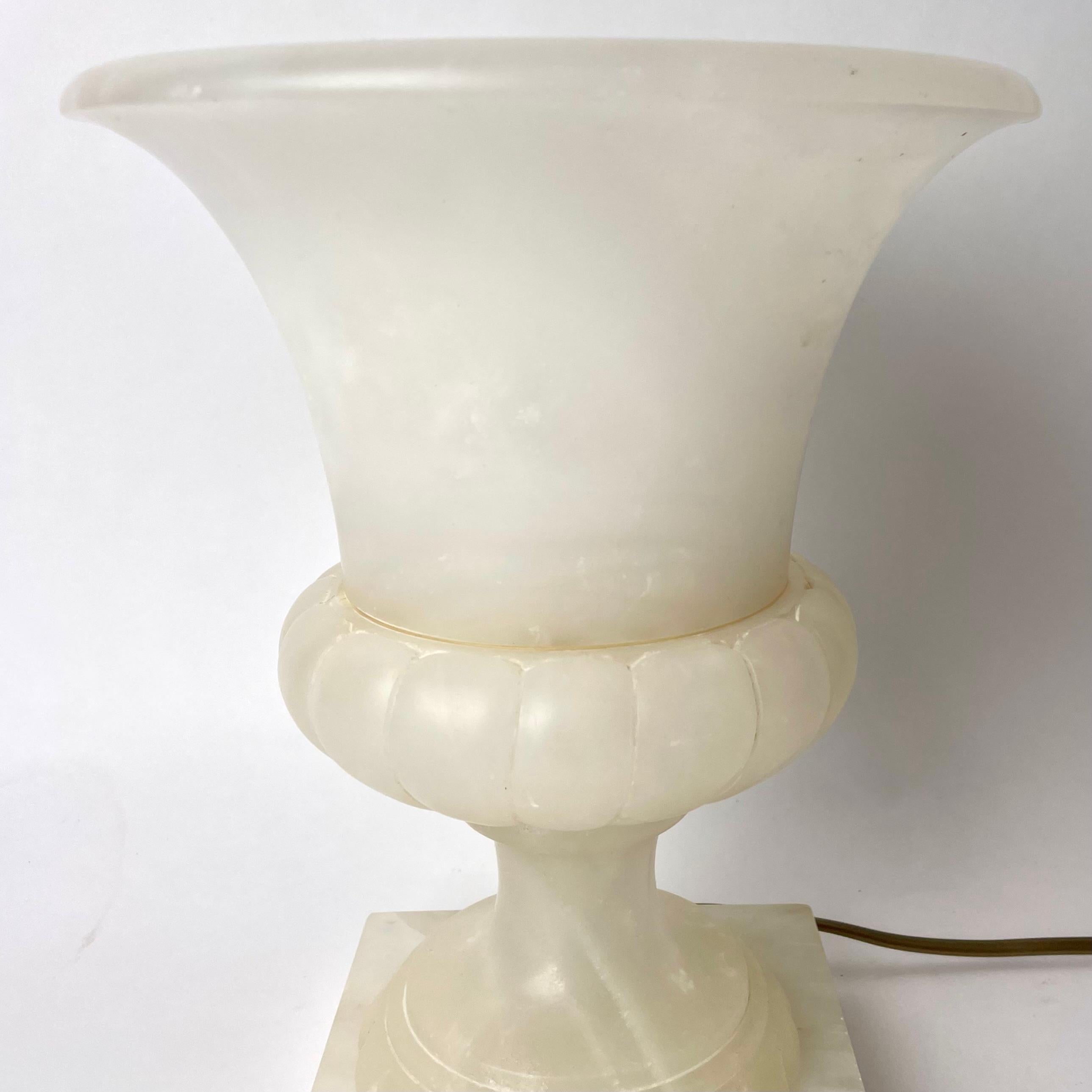 Urnenförmige Tischlampe aus Alabaster, wahrscheinlich aus dem frühen 20. Jahrhundert im Angebot 6