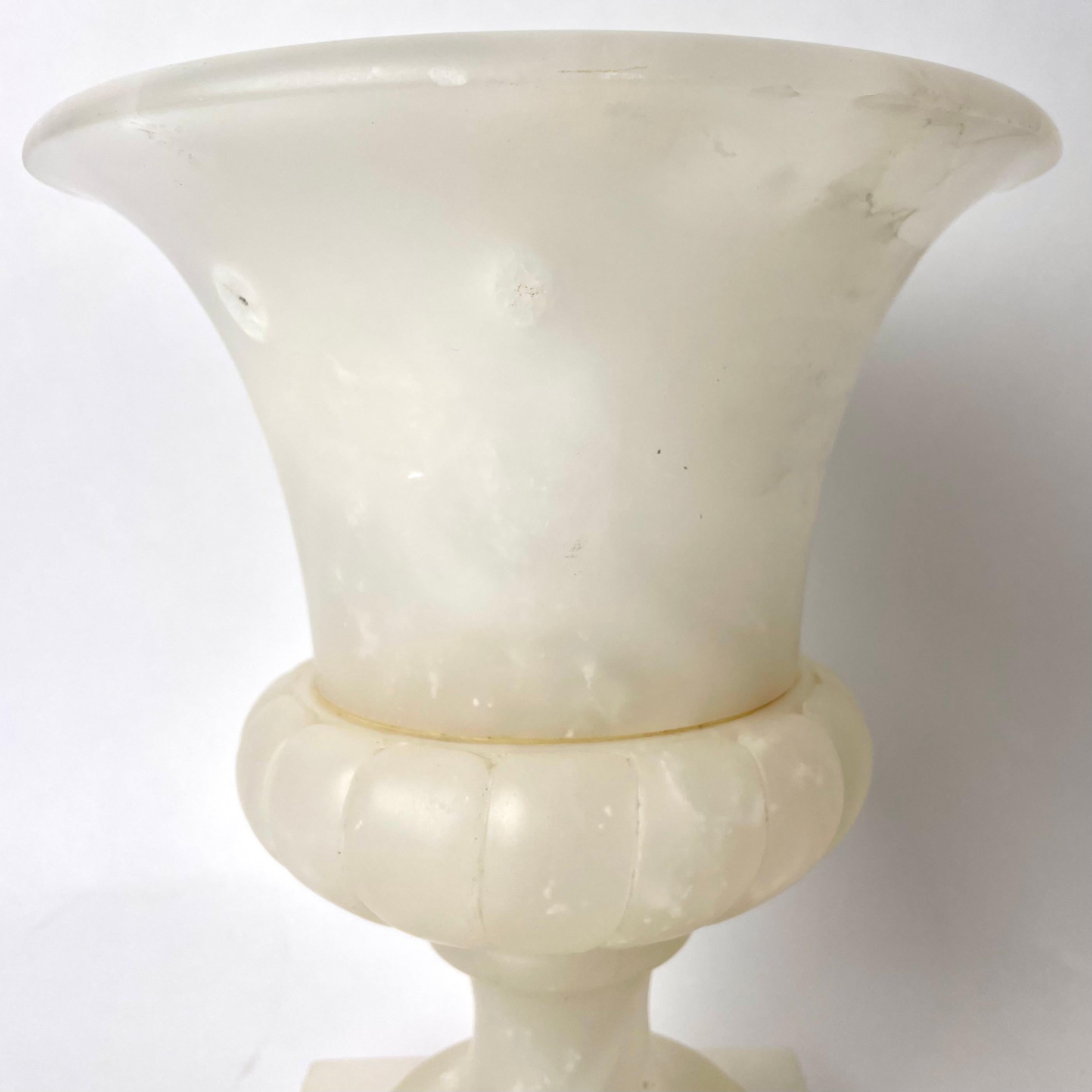 Urn-shaped Table Lamp in Alabaster probably from the early 20th Century For Sale 7
