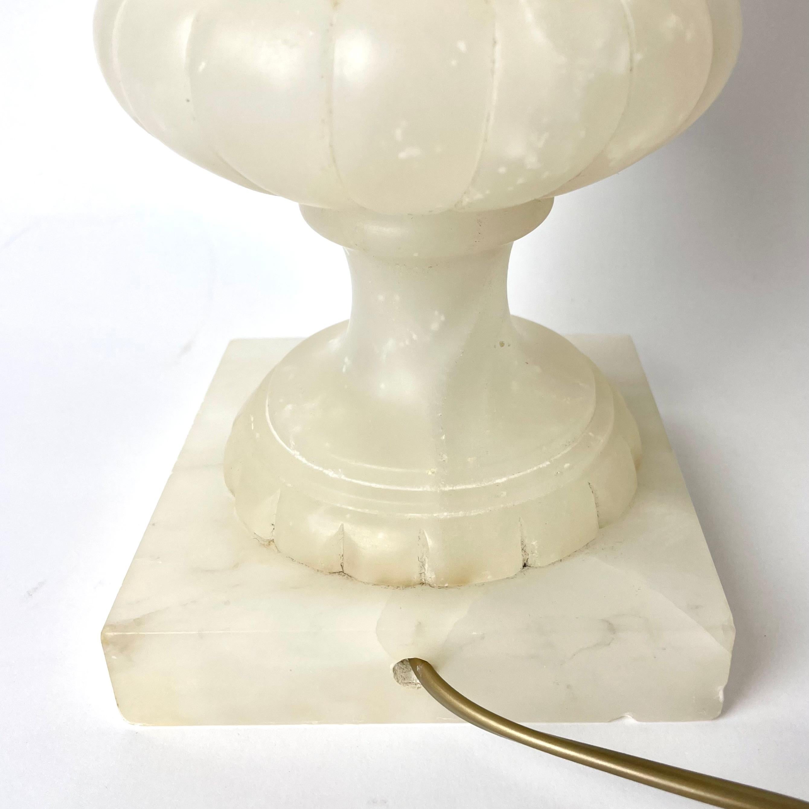 Urnenförmige Tischlampe aus Alabaster, wahrscheinlich aus dem frühen 20. Jahrhundert im Angebot 8
