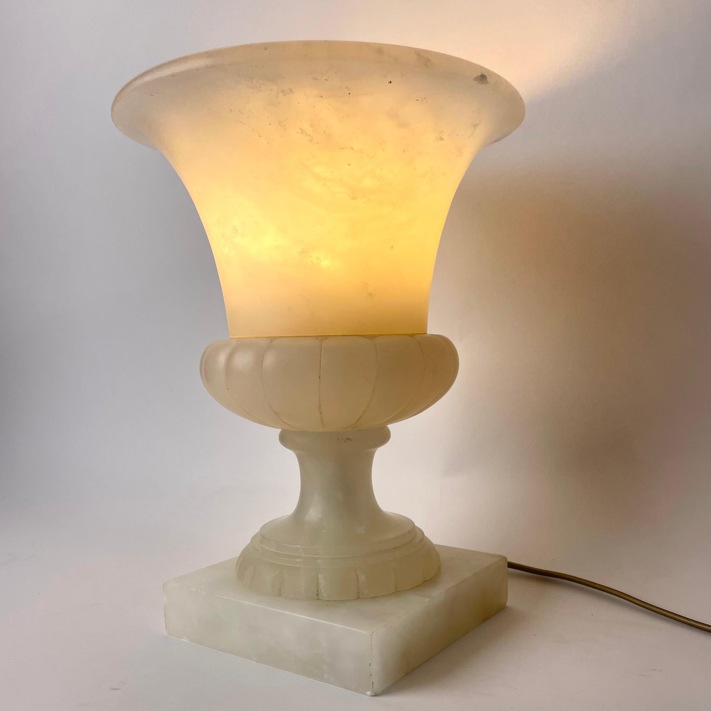 European Urn-shaped Table Lamp in Alabaster probably from the early 20th Century For Sale